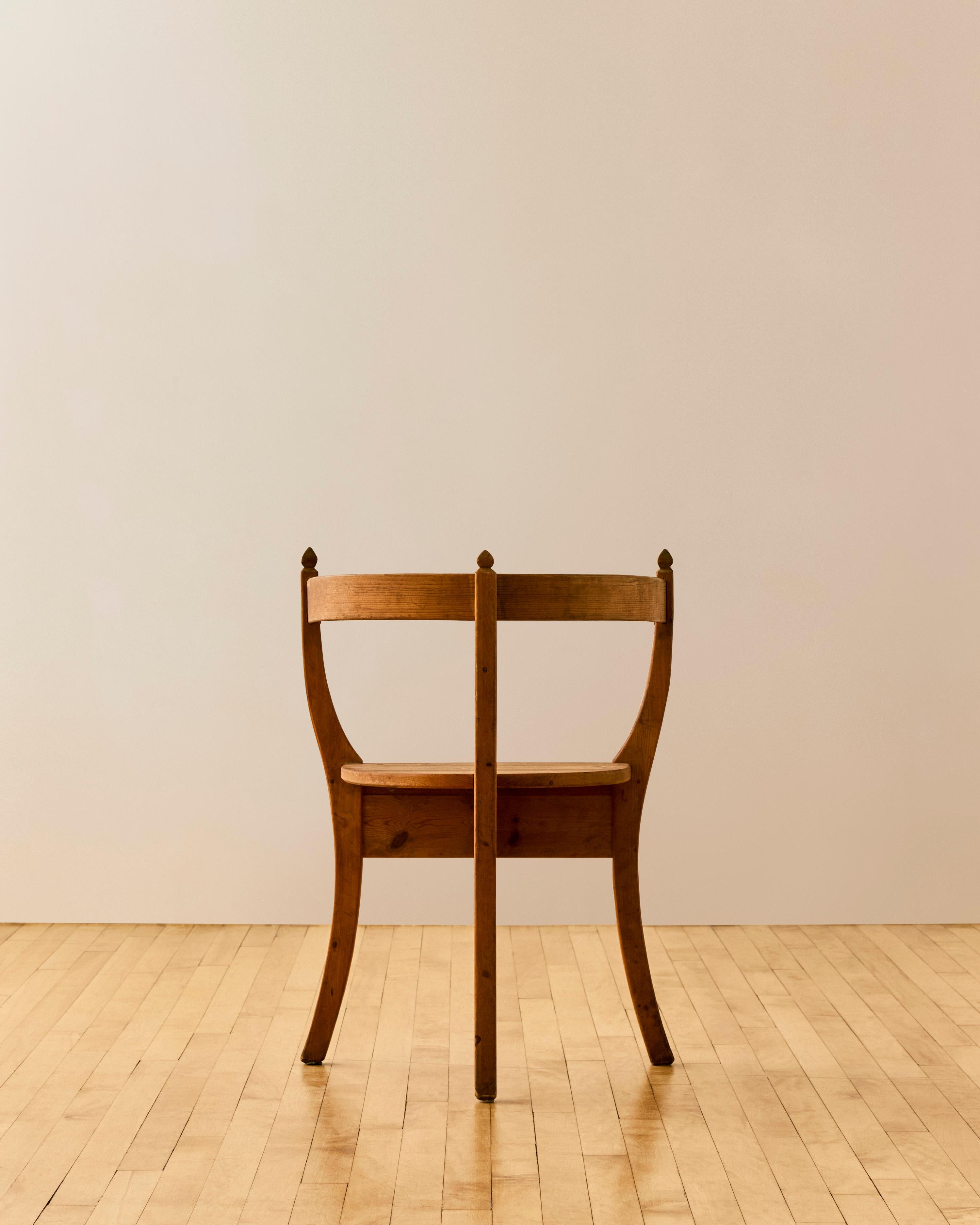 Sillón trípode escandinavo de pino c. 1960 Carpintería en venta