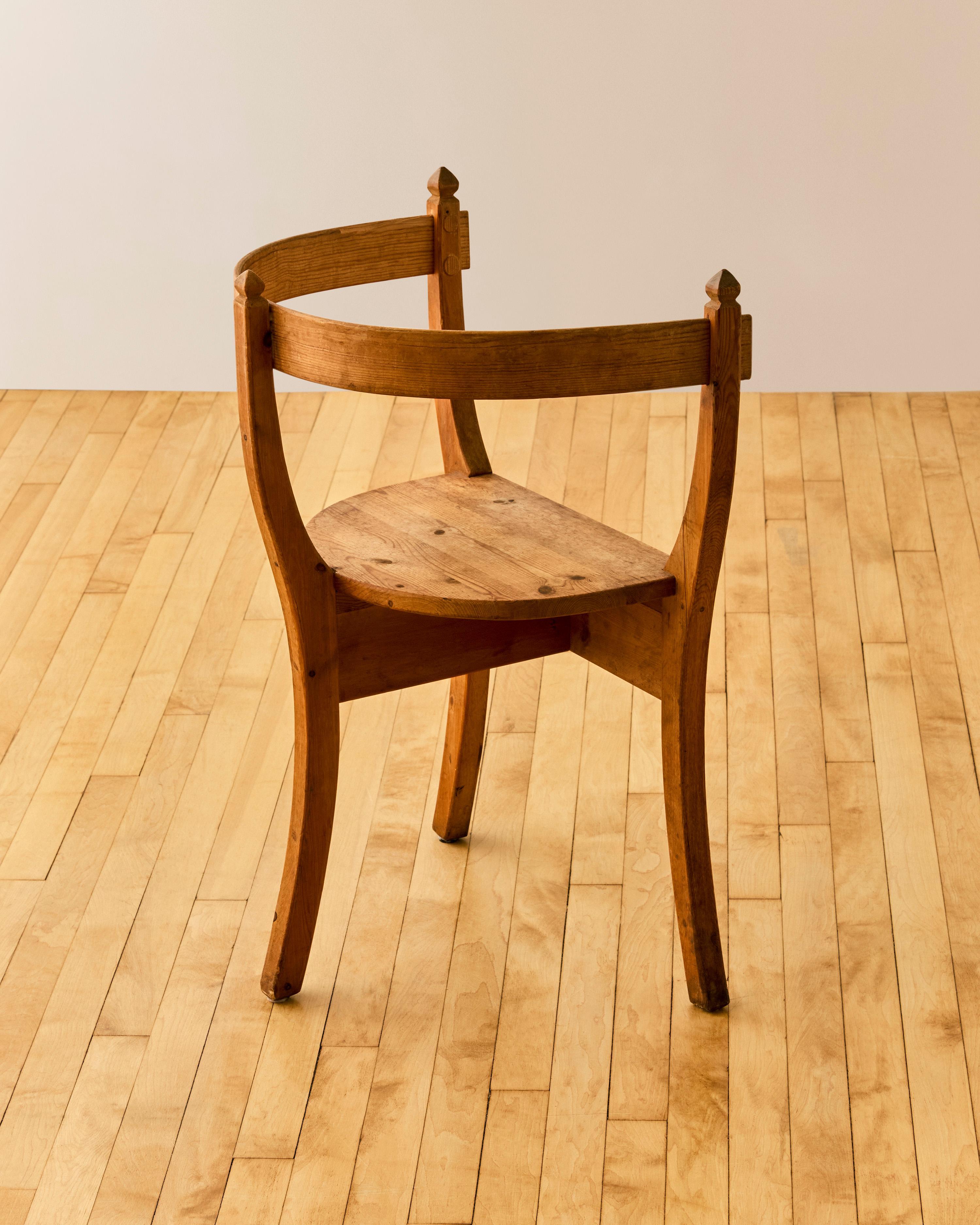 Sillón trípode escandinavo de pino c. 1960 en Bueno estado para la venta en Long Island City, NY