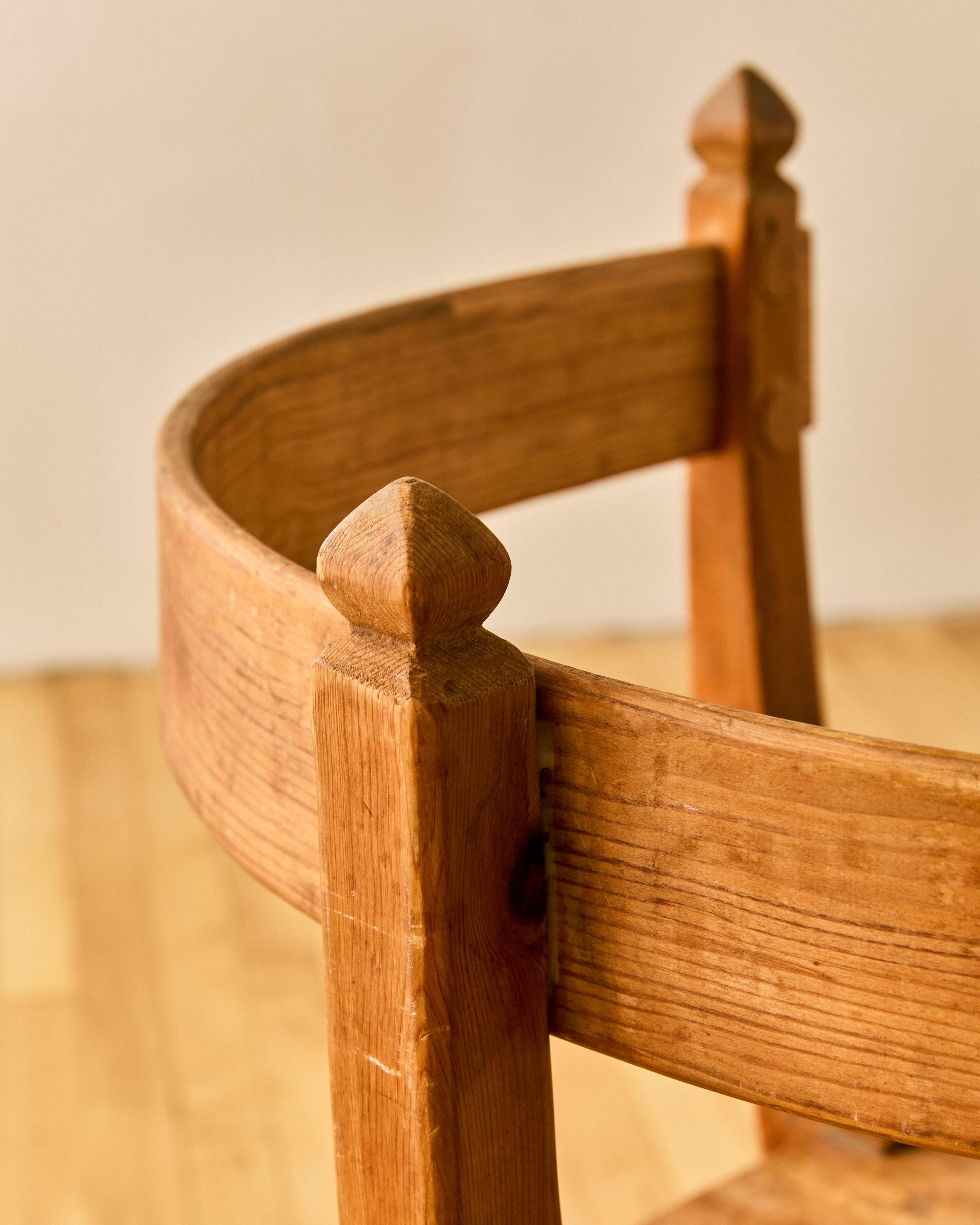 Sillón trípode escandinavo de pino c. 1960 mediados del siglo XX en venta