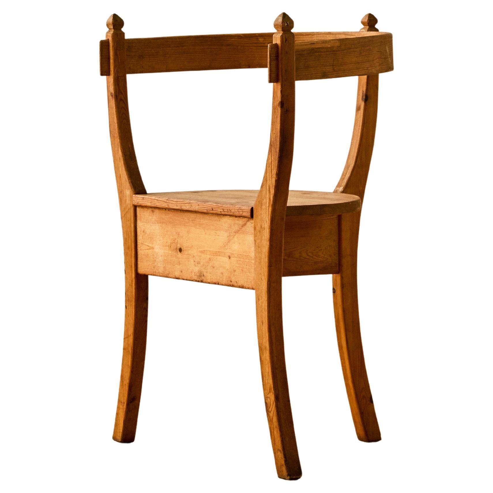 Sillón trípode escandinavo de pino c. 1960 en venta