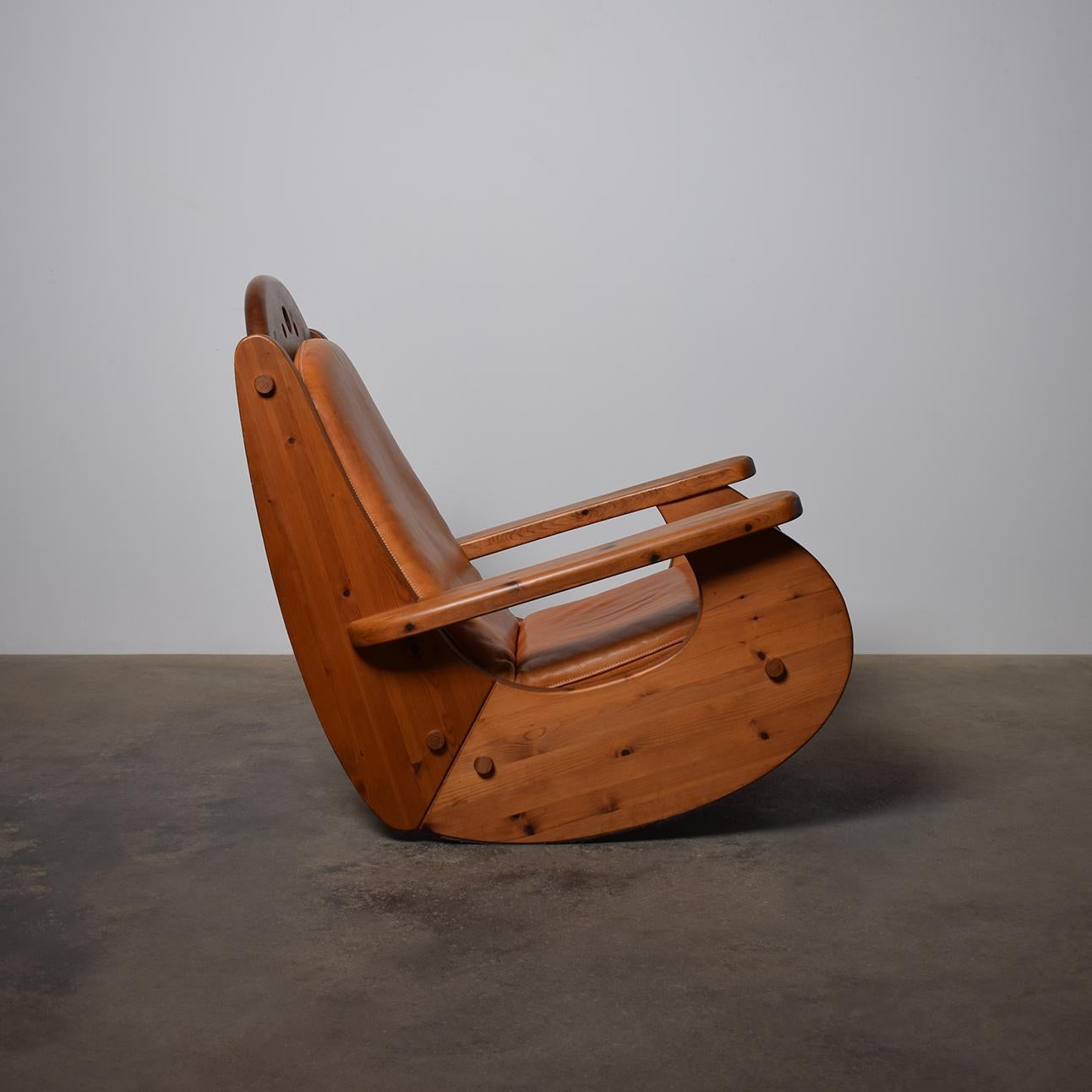 Scandinavian Pine Wood And Leather Rocking Chair In Good Condition For Sale In ECHT, NL