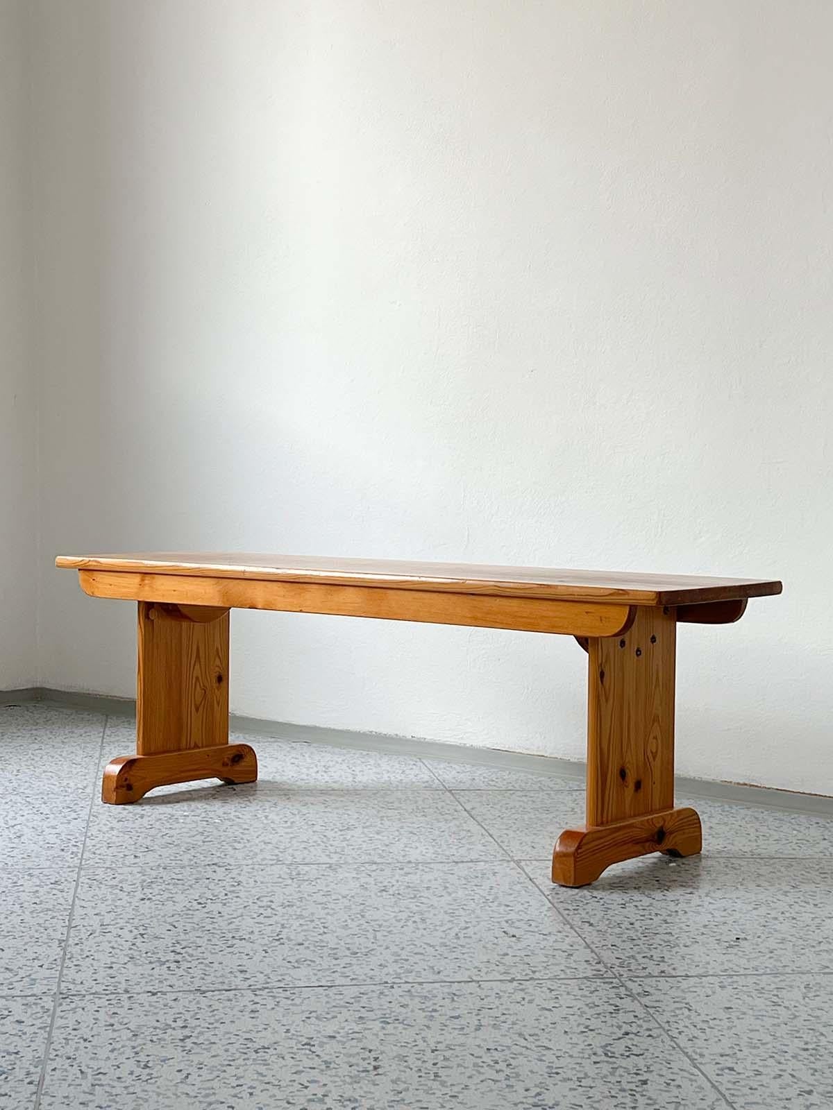 Scandinavian pine wood bench or side table, made in Sweden, 1940s.

This rectangular bench or side table is modest, featuring a very classic look and feel designed by a Swedish cabinetmaker. Thanks to the simplicity of its design and the use of