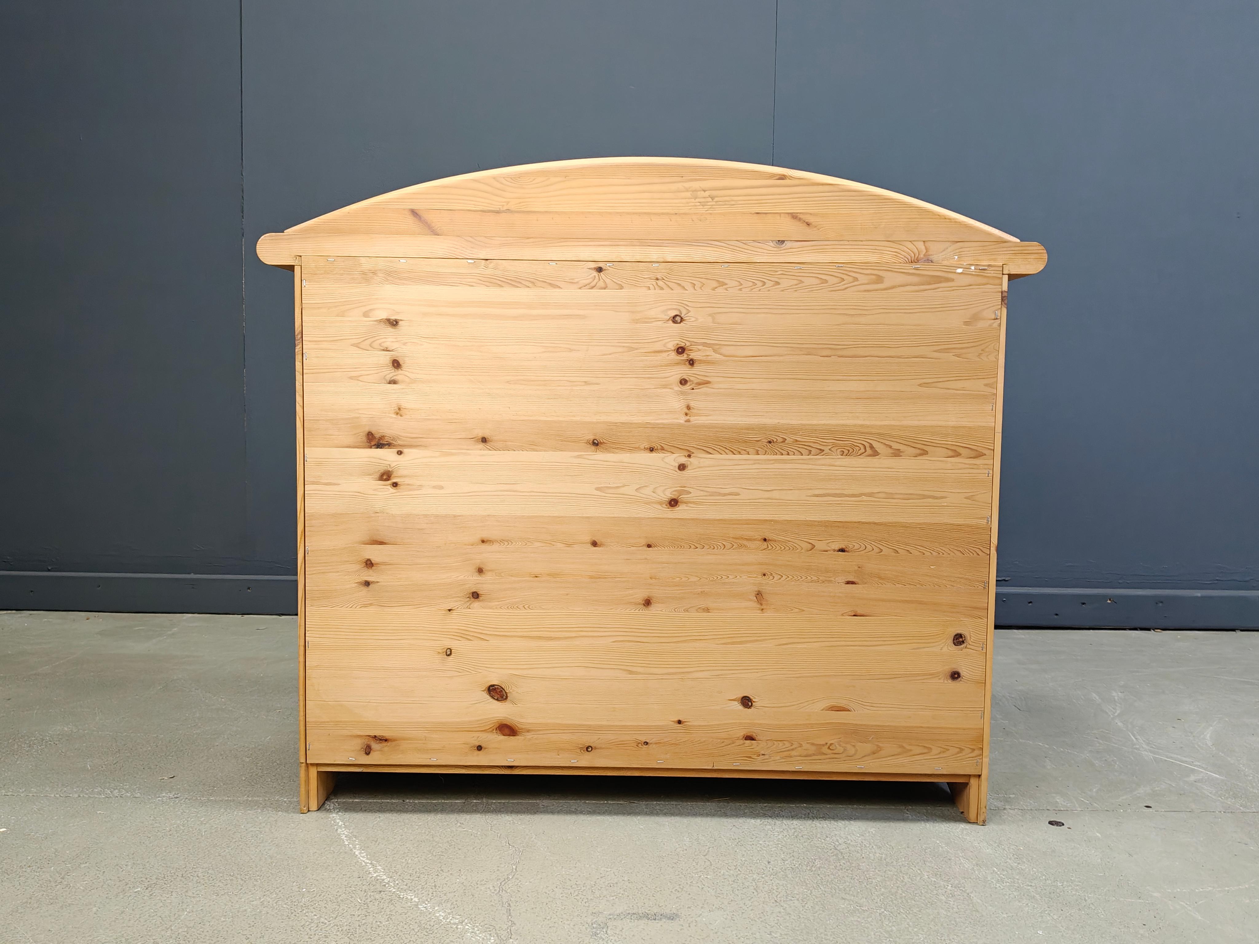 Realizzata in legno di pino pregiato, questa cassettiera ha una forma splendida e offre un sacco di spazio per riporre i tuoi oggetti.  spazio grazie ai 4 ampi cassetti con maniglie robuste

Le bellissime venature naturali del legno si adattano alle