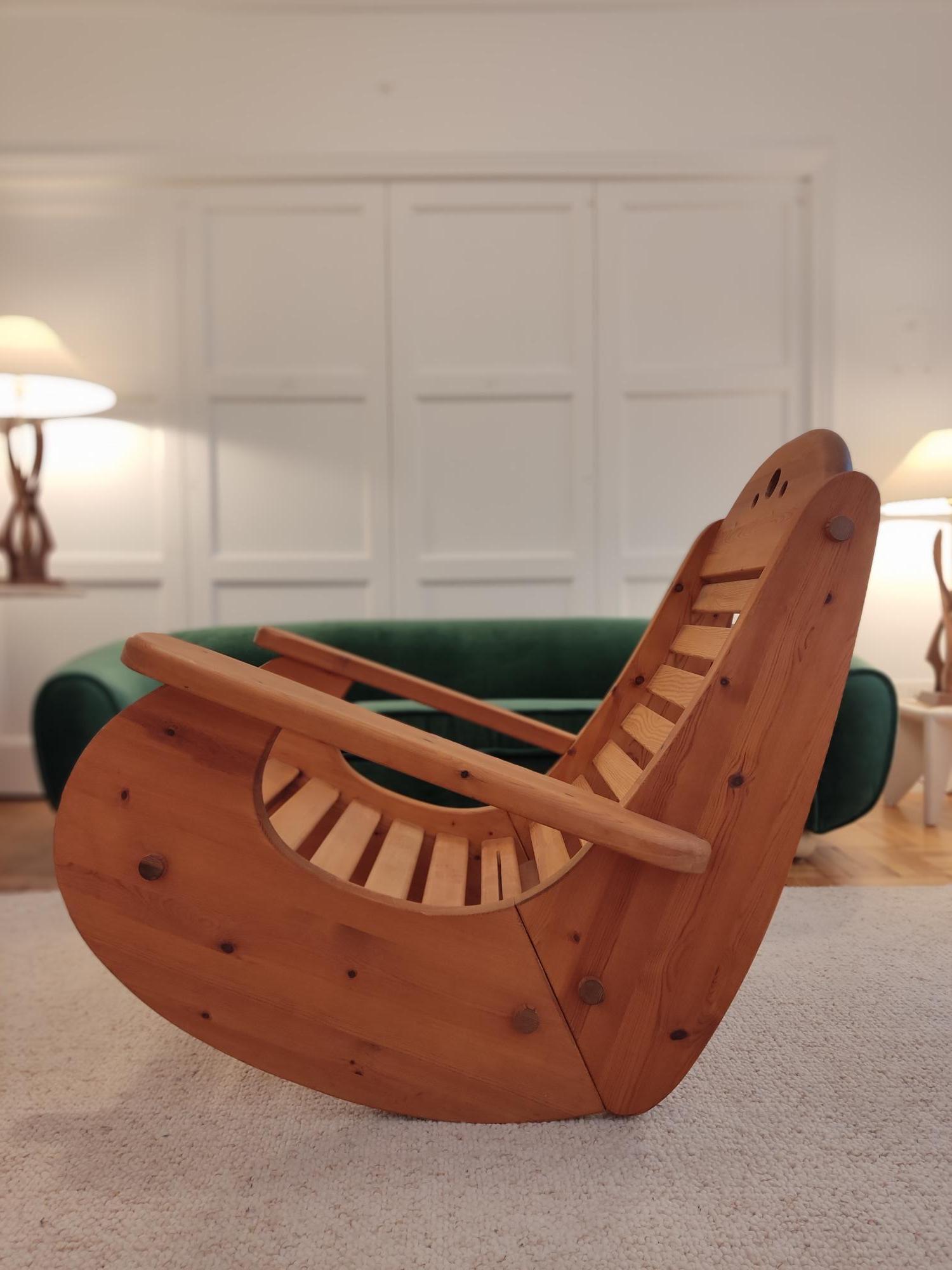 Scandinavian pine wood Rocking chair In Good Condition For Sale In Paris, FR