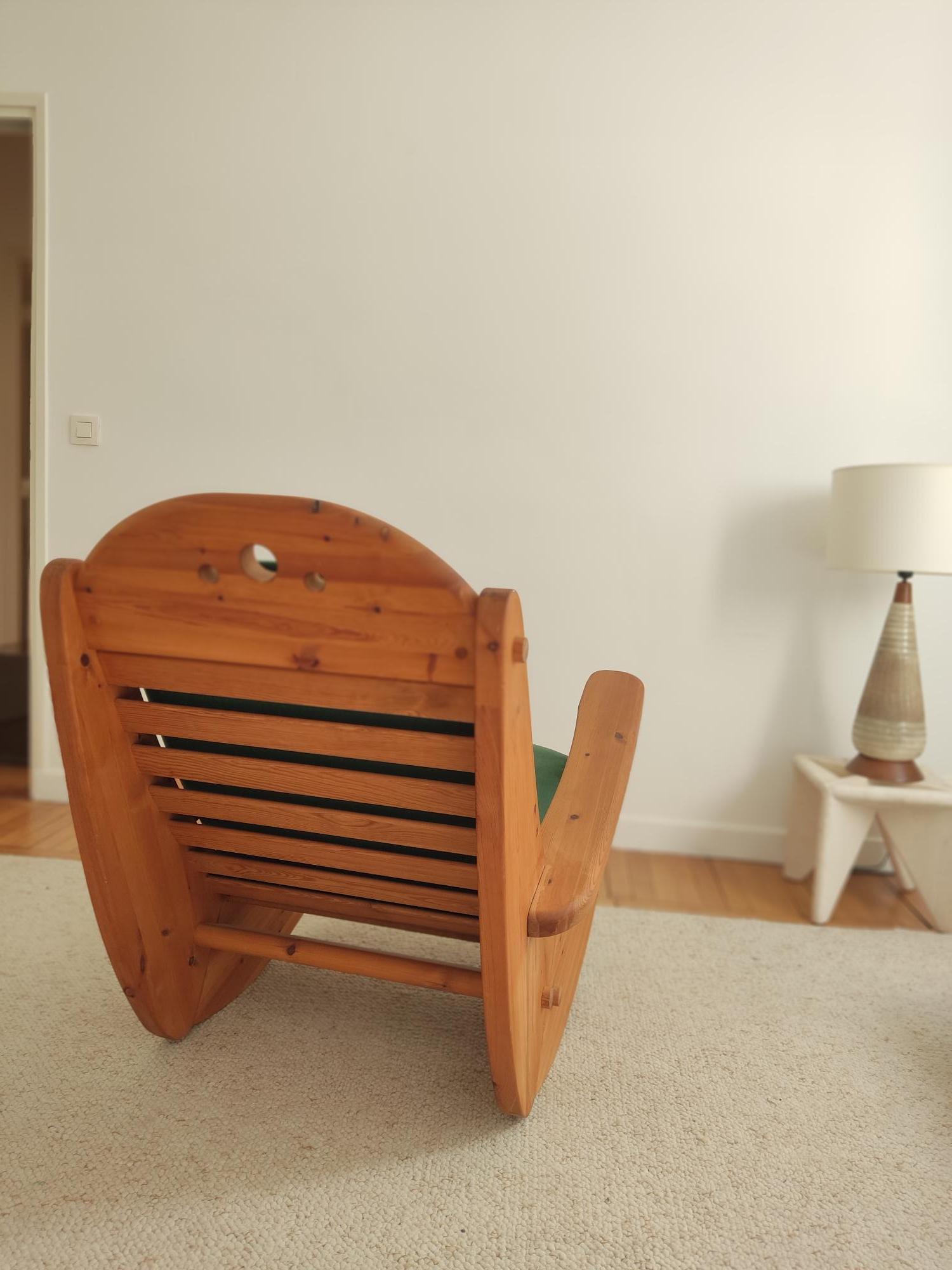 Scandinavian pine wood Rocking chair In Good Condition For Sale In Paris, FR