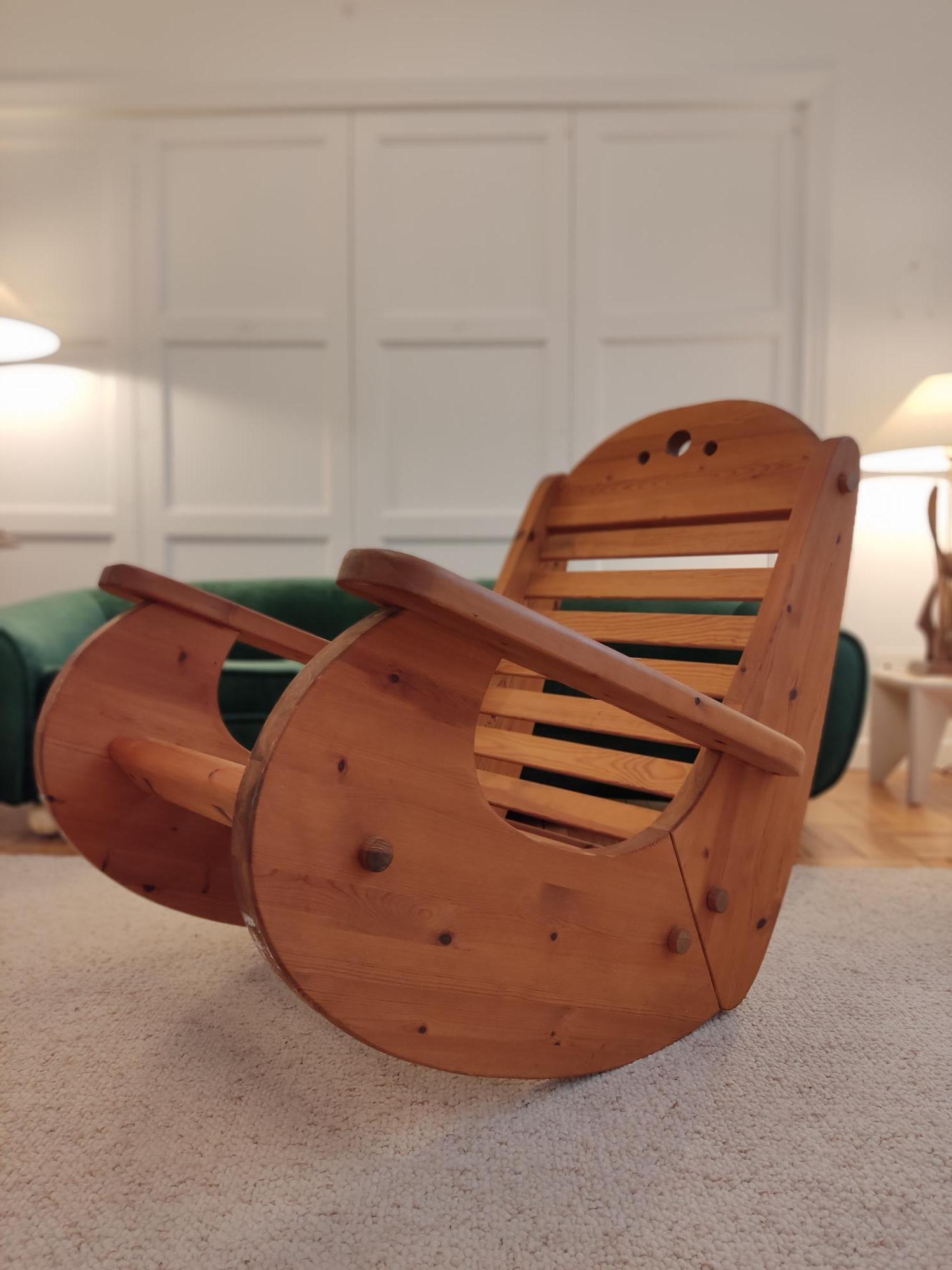 Late 20th Century Scandinavian pine wood Rocking chair For Sale