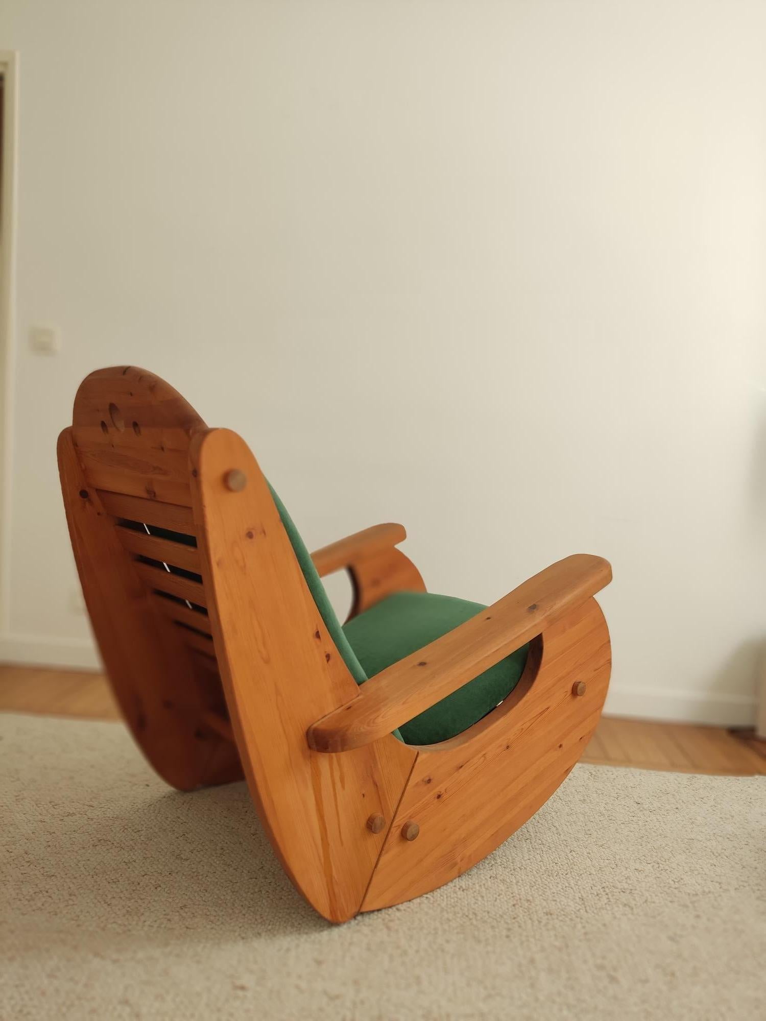 Late 20th Century Scandinavian pine wood Rocking chair For Sale