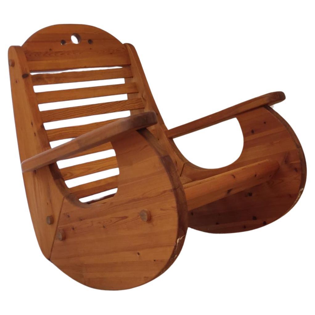 Scandinavian pine wood Rocking chair For Sale