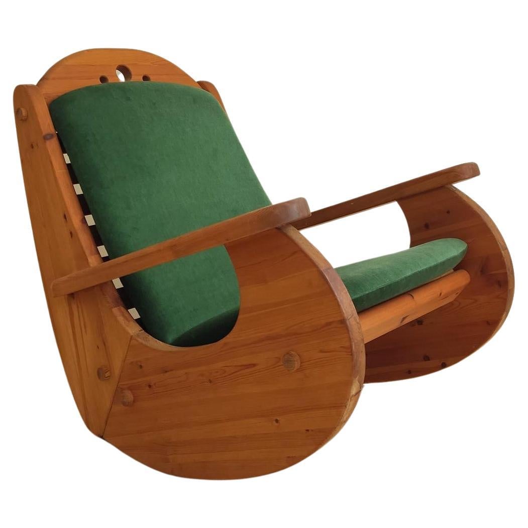 Scandinavian pine wood Rocking chair For Sale