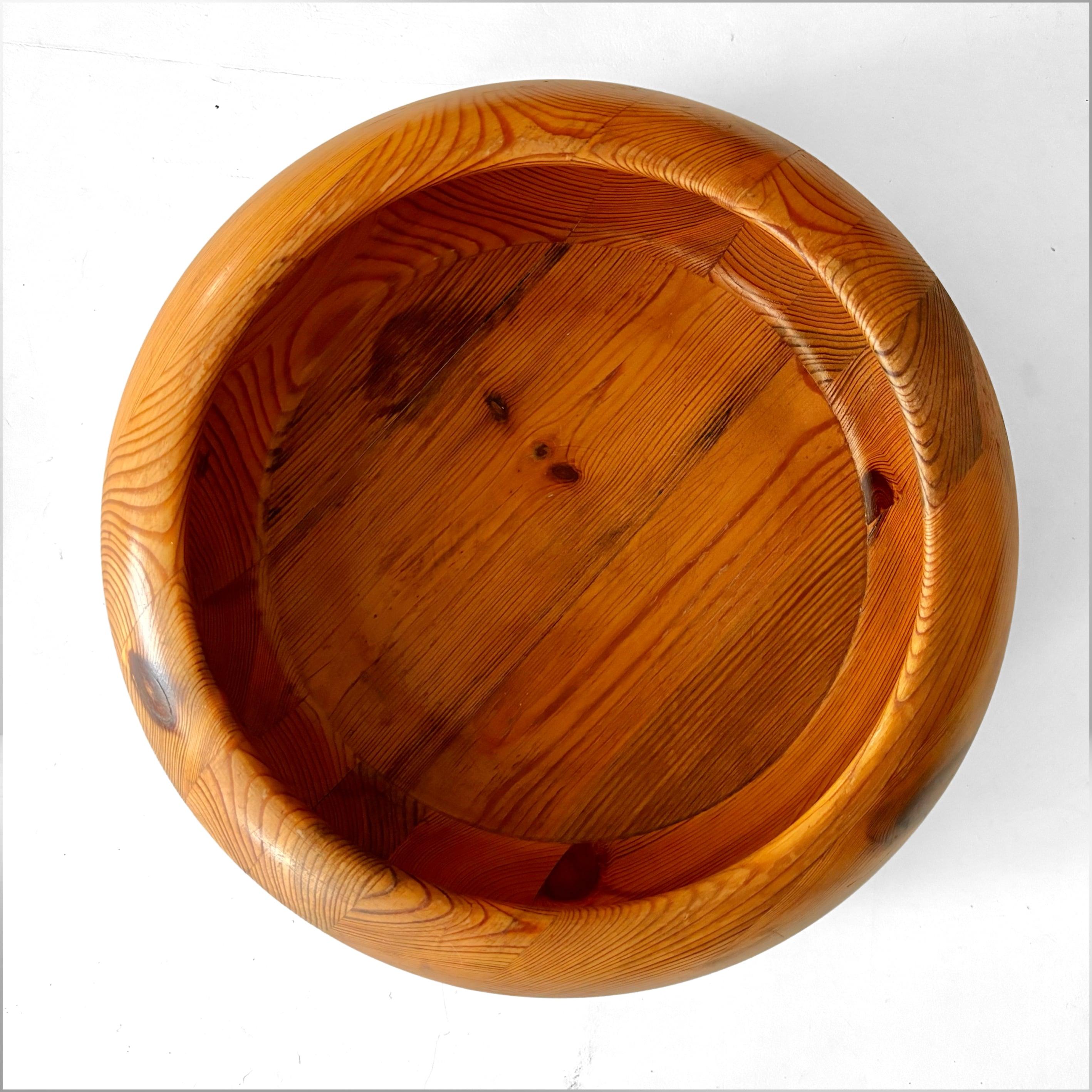 Ciotola scandinava in legno di pino di Stig Johnsson per Smålandsslöjd, Svezia, anni '70 In condizioni buone in vendita a Forserum, SE