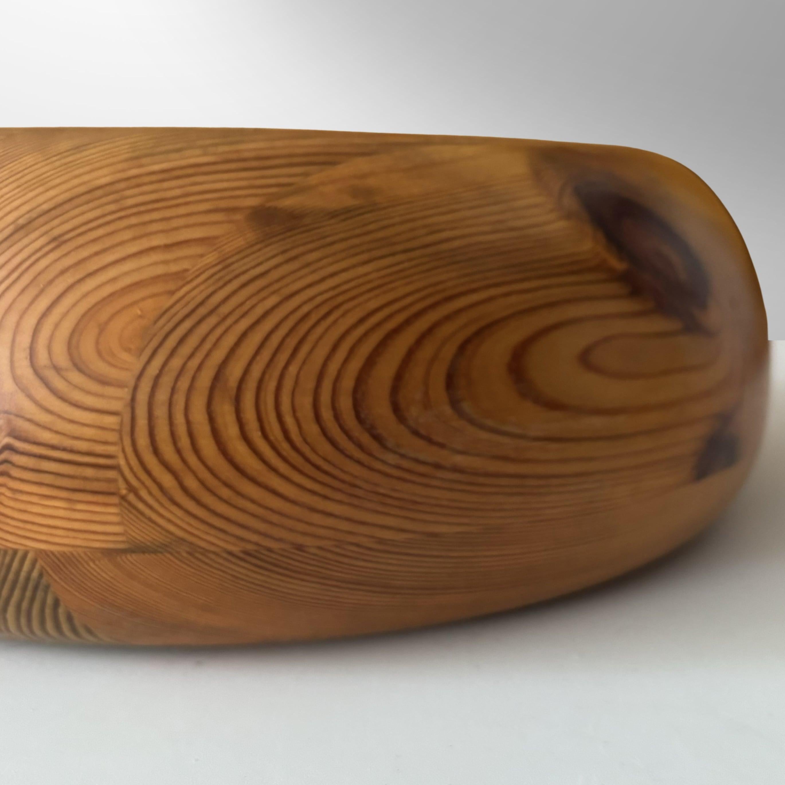 Ciotola scandinava in legno di pino di Stig Johnsson per Smålandsslöjd, Svezia, anni '70 in vendita 1