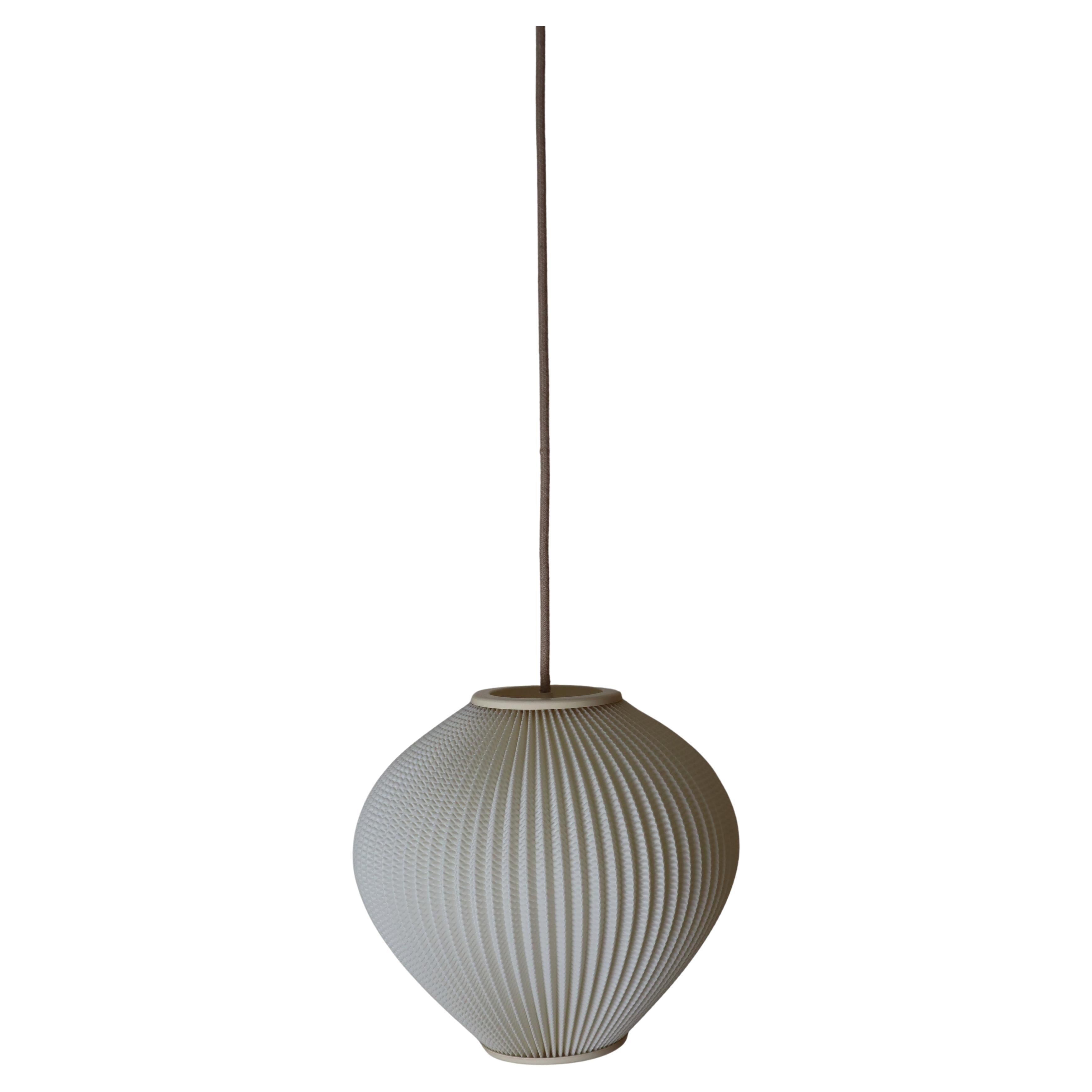 Diese schöne Hängelampe ist aus Kunststoff gefertigt. Seine Form ist elegant und klassisch, wie aus den 1960er Jahren. Der äußere Lampenschirm ist in sehr gutem Zustand, so dass Sie sicher sein können, dass er großartig aussehen wird! Der