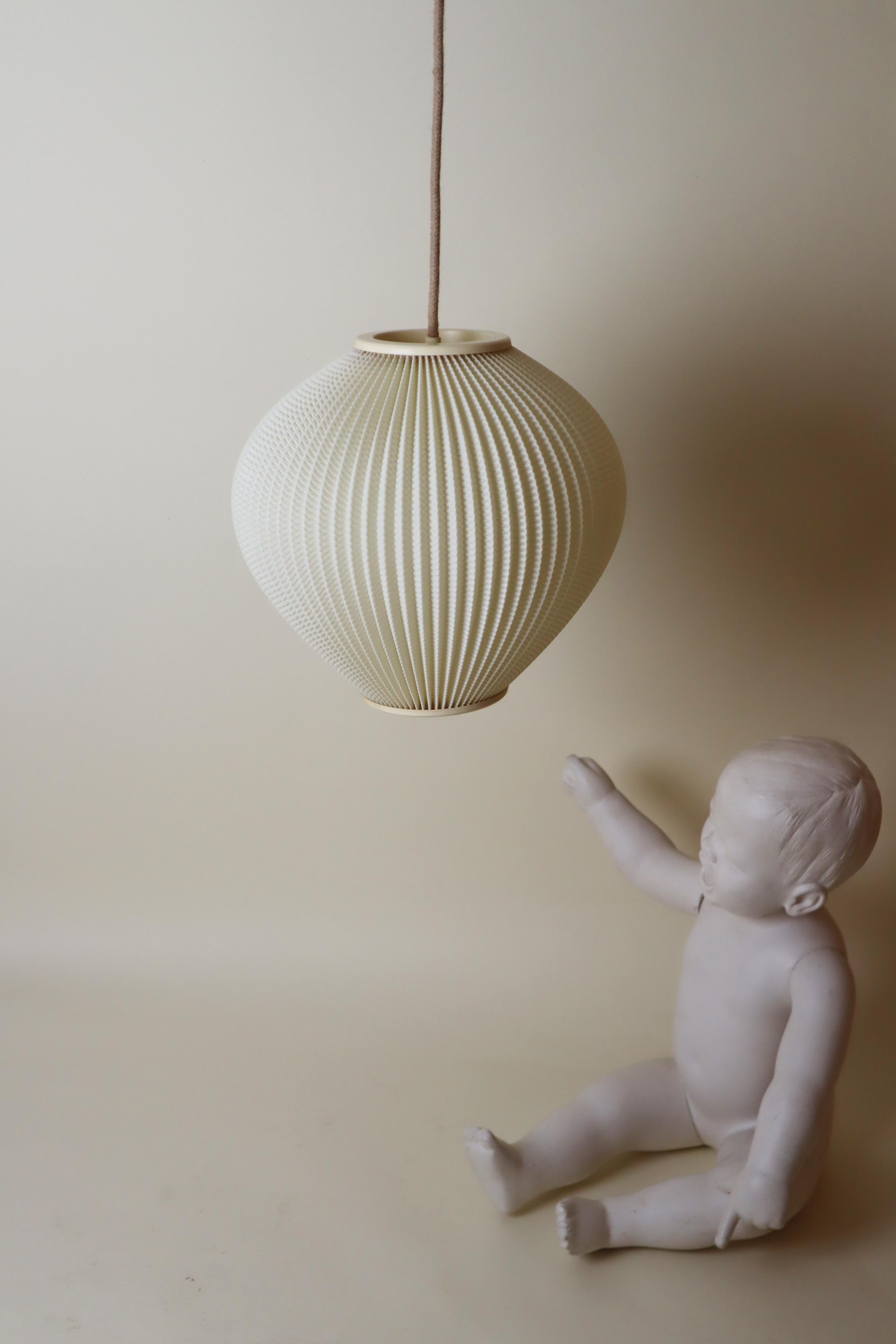 Skandinavische Hängelampe aus gefaltetem Kunststoff, Skandinavien 1960er Jahre (Moderne der Mitte des Jahrhunderts) im Angebot
