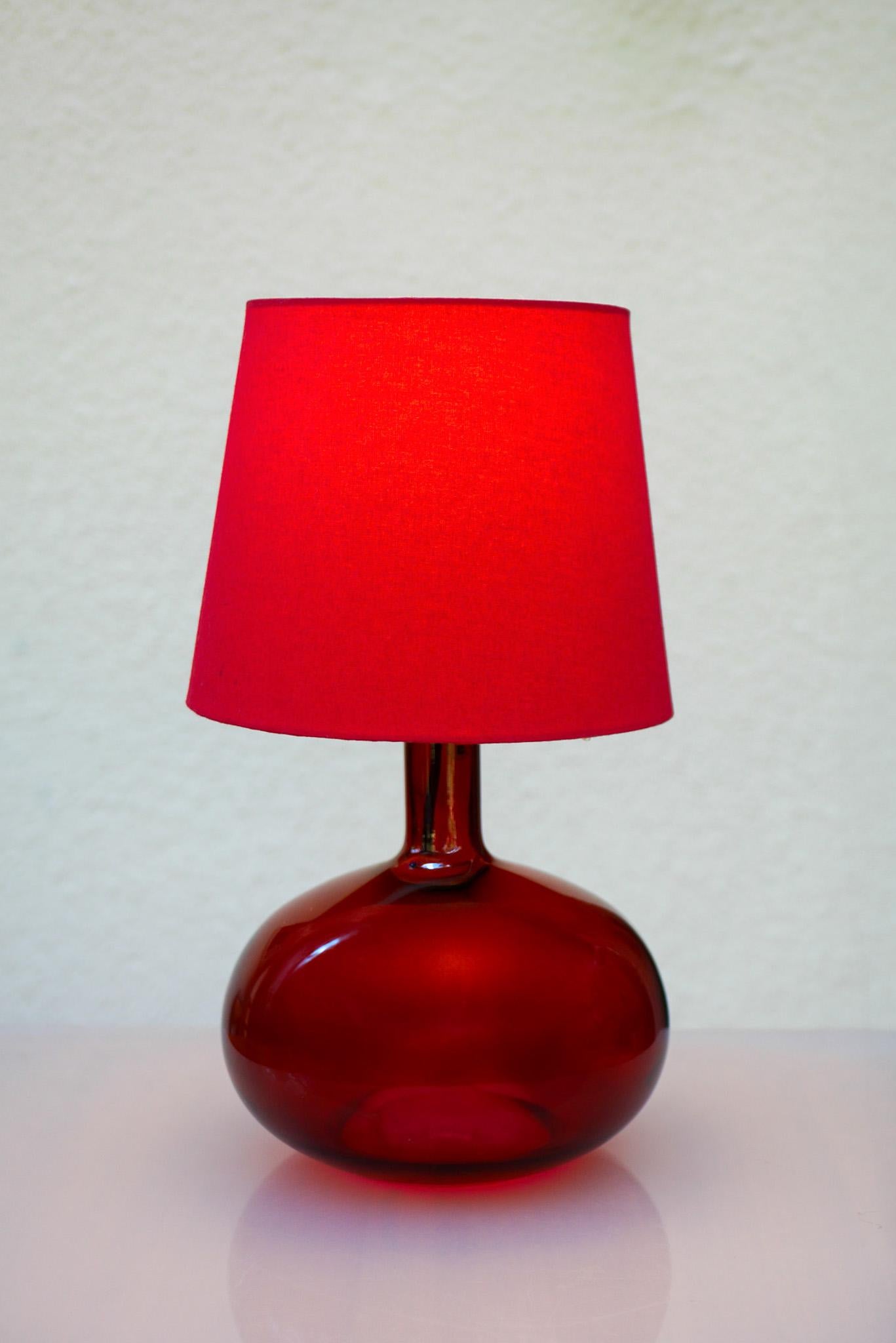 Scandinavian Pop Art style bright red glass table lamp by Anne Nilsson for Ikea For Sale 3