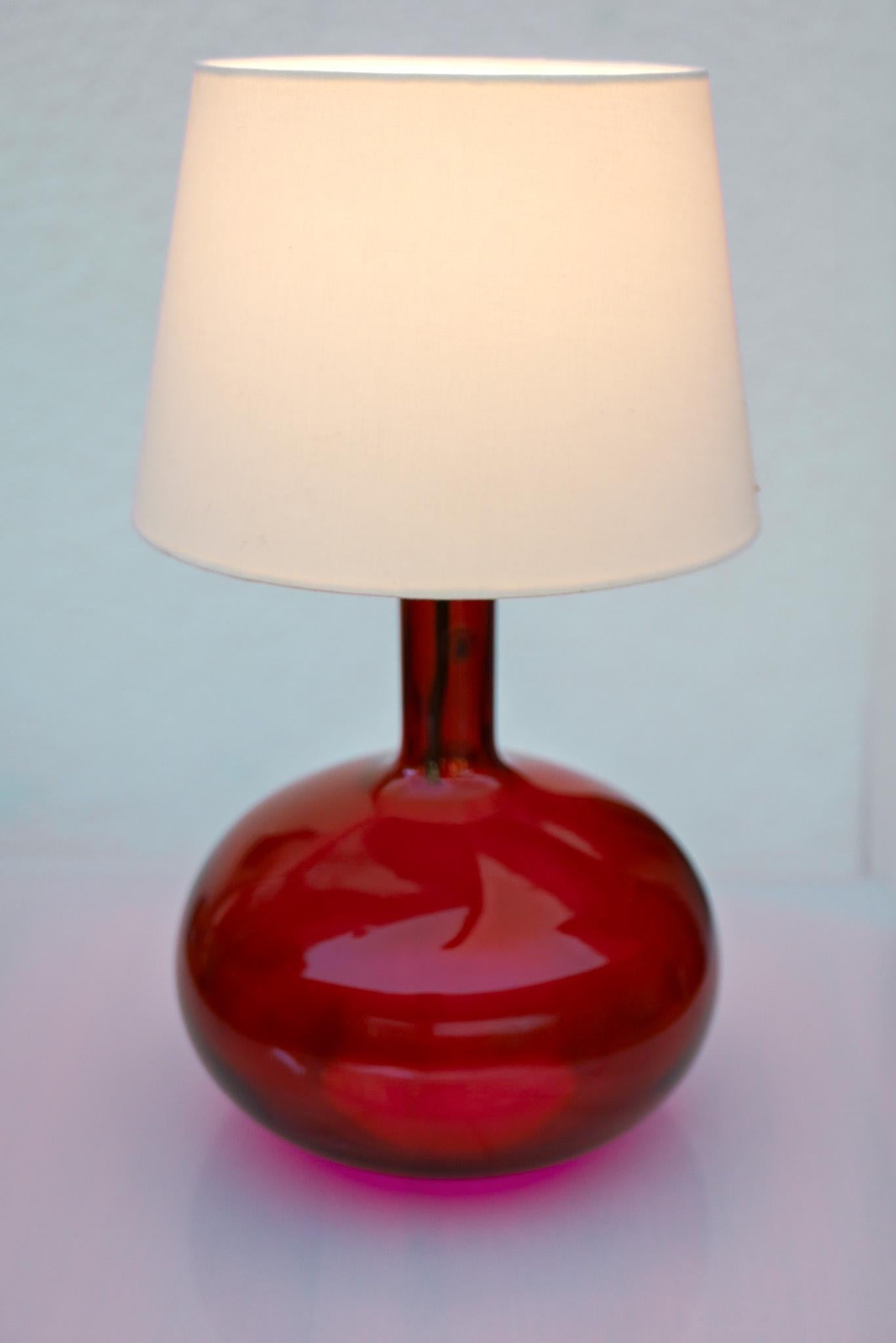 Scandinavian Pop Art style bright red glass table lamp by Anne Nilsson for Ikea In Good Condition For Sale In Skarpnäck, SE