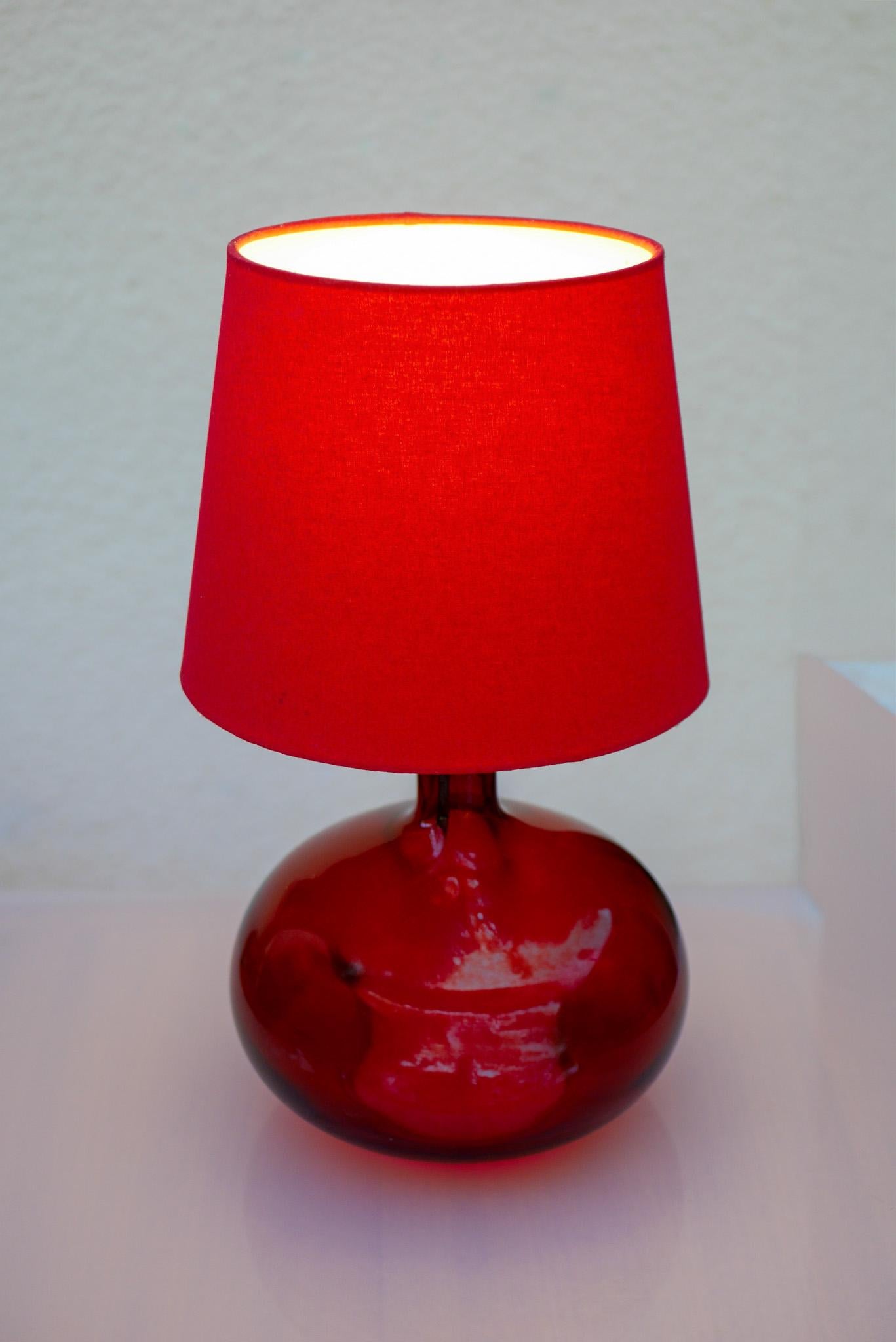 Scandinavian Pop Art style bright red glass table lamp by Anne Nilsson for Ikea For Sale 1