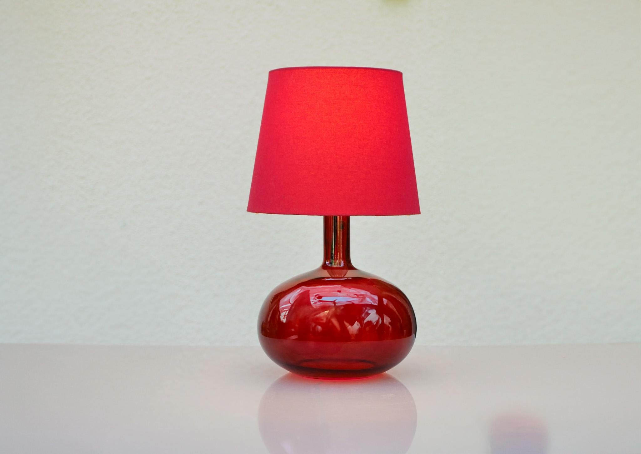 Scandinavian Pop Art style bright red glass table lamp by Anne Nilsson for Ikea For Sale 2