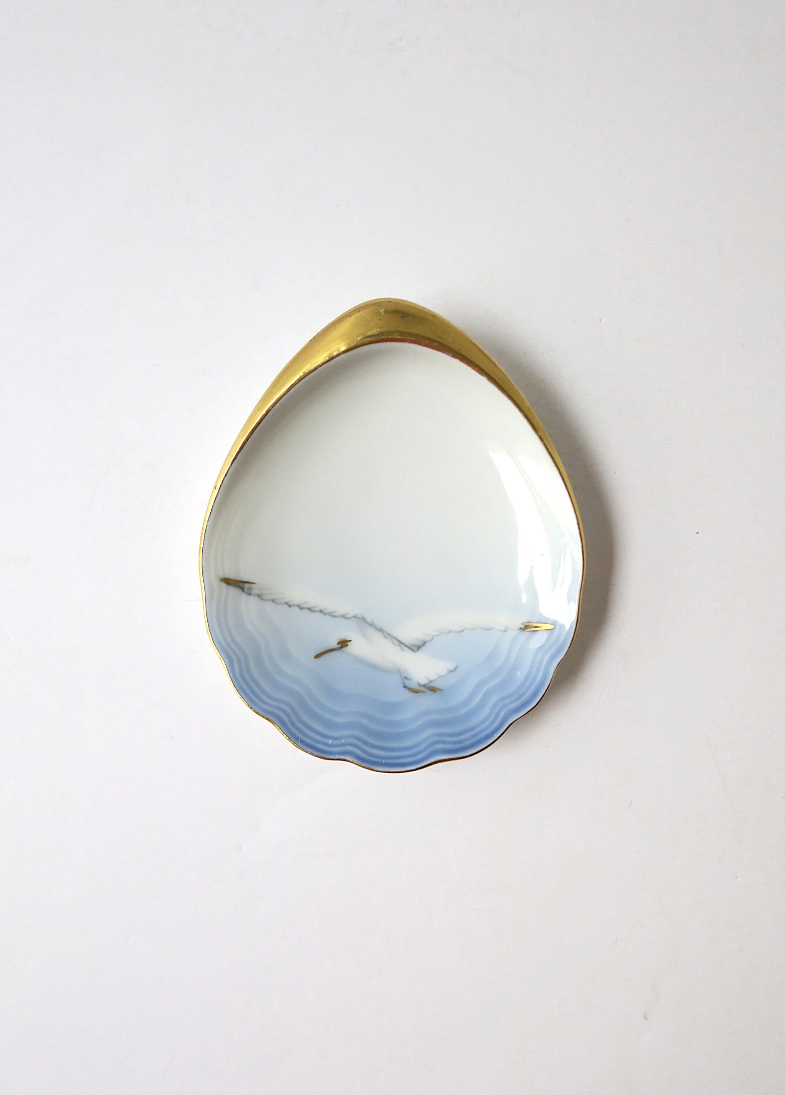 Magnifique plat à bijoux en porcelaine danoise en forme d'huître et de coquillage avec un motif d'oiseau, par le fabricant de porcelaine de Copenhague, Bing et Grøndahl, vers le début ou le milieu du 20e siècle, Danemark. Ce plat à bijoux en