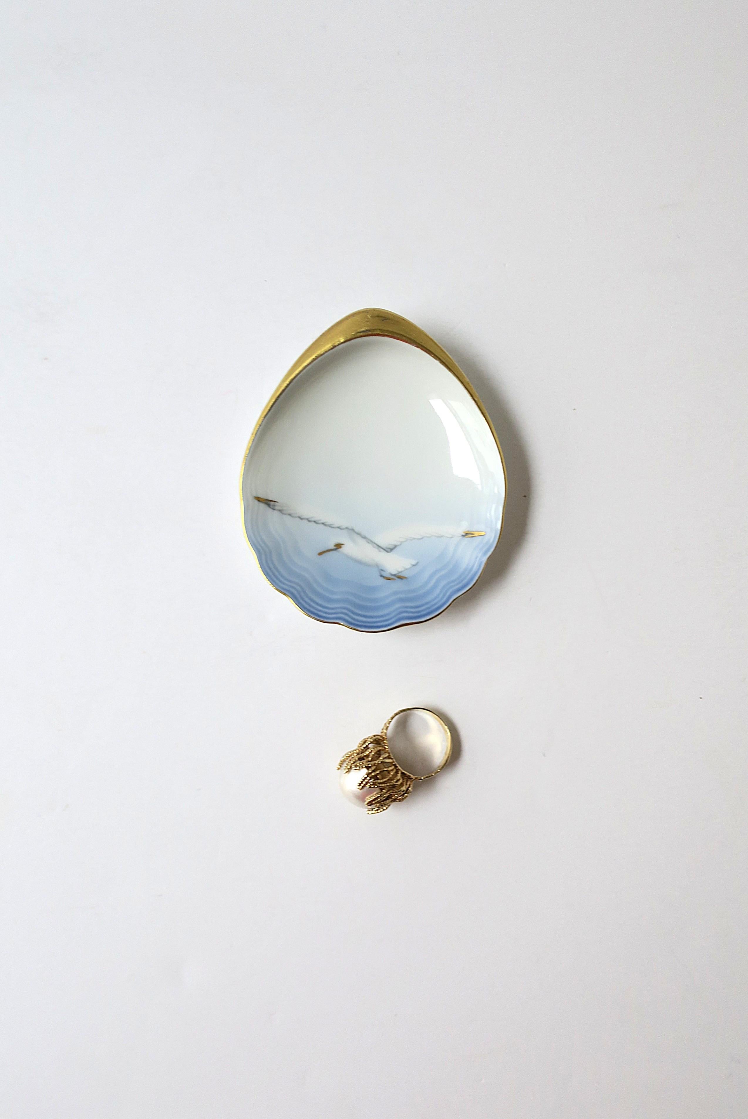 Scandinave moderne Plat à bijoux scandinave en porcelaine coquillage oiseau design en vente