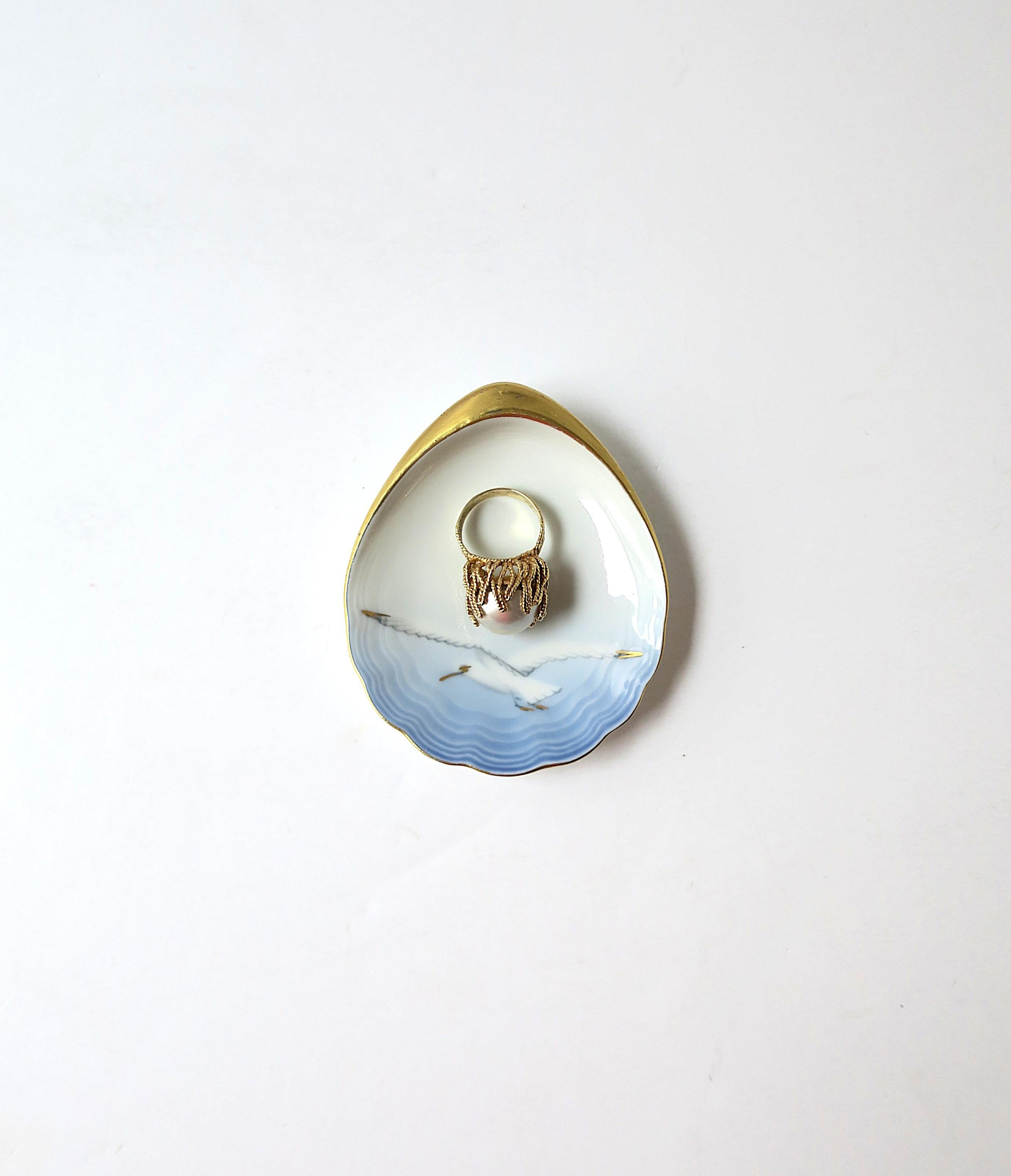 Danois Plat à bijoux scandinave en porcelaine coquillage oiseau design en vente