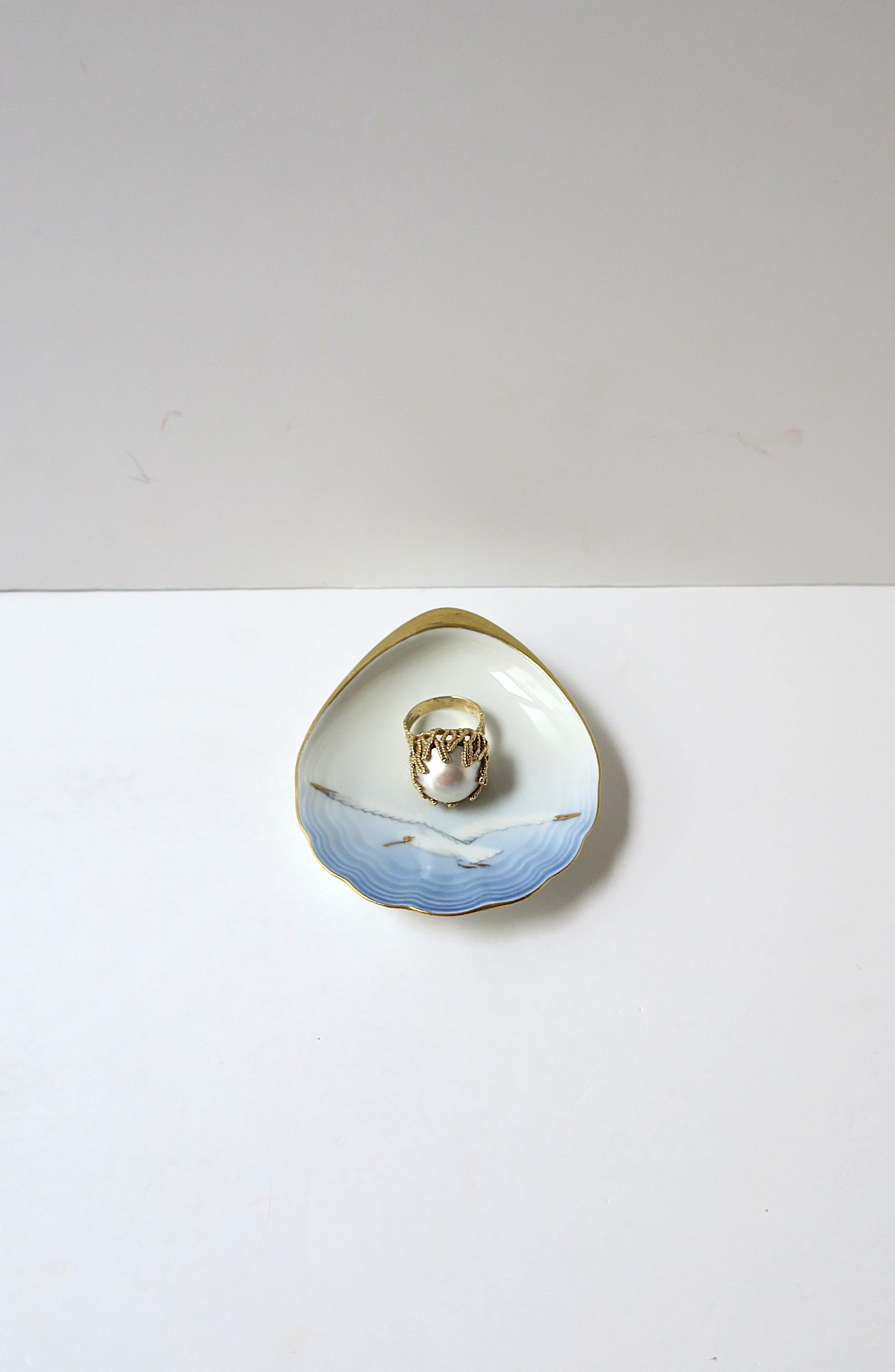 Vernissé Plat à bijoux scandinave en porcelaine coquillage oiseau design en vente