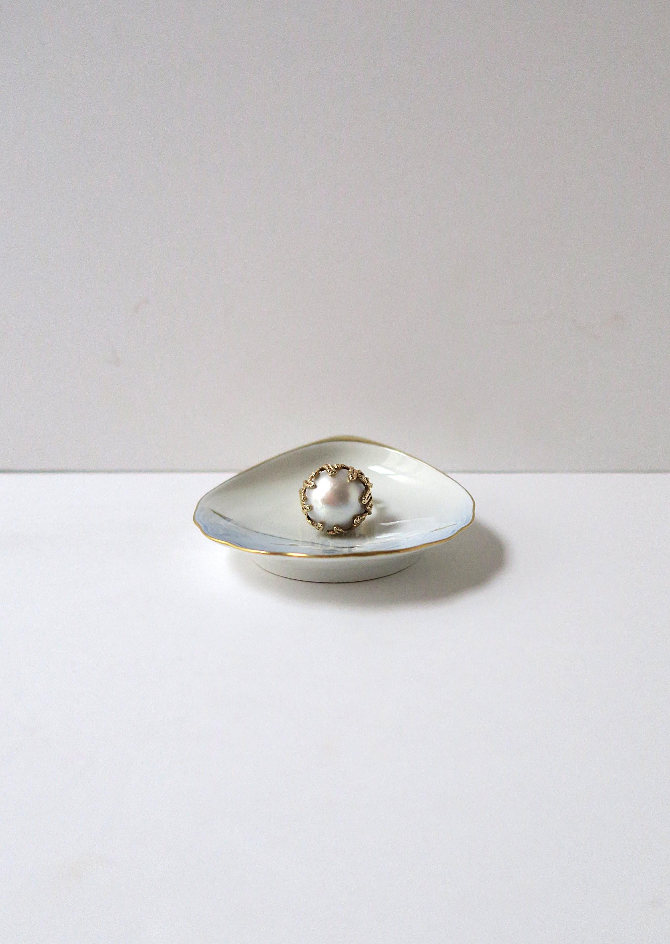 Plat à bijoux scandinave en porcelaine coquillage oiseau design Bon état - En vente à New York, NY