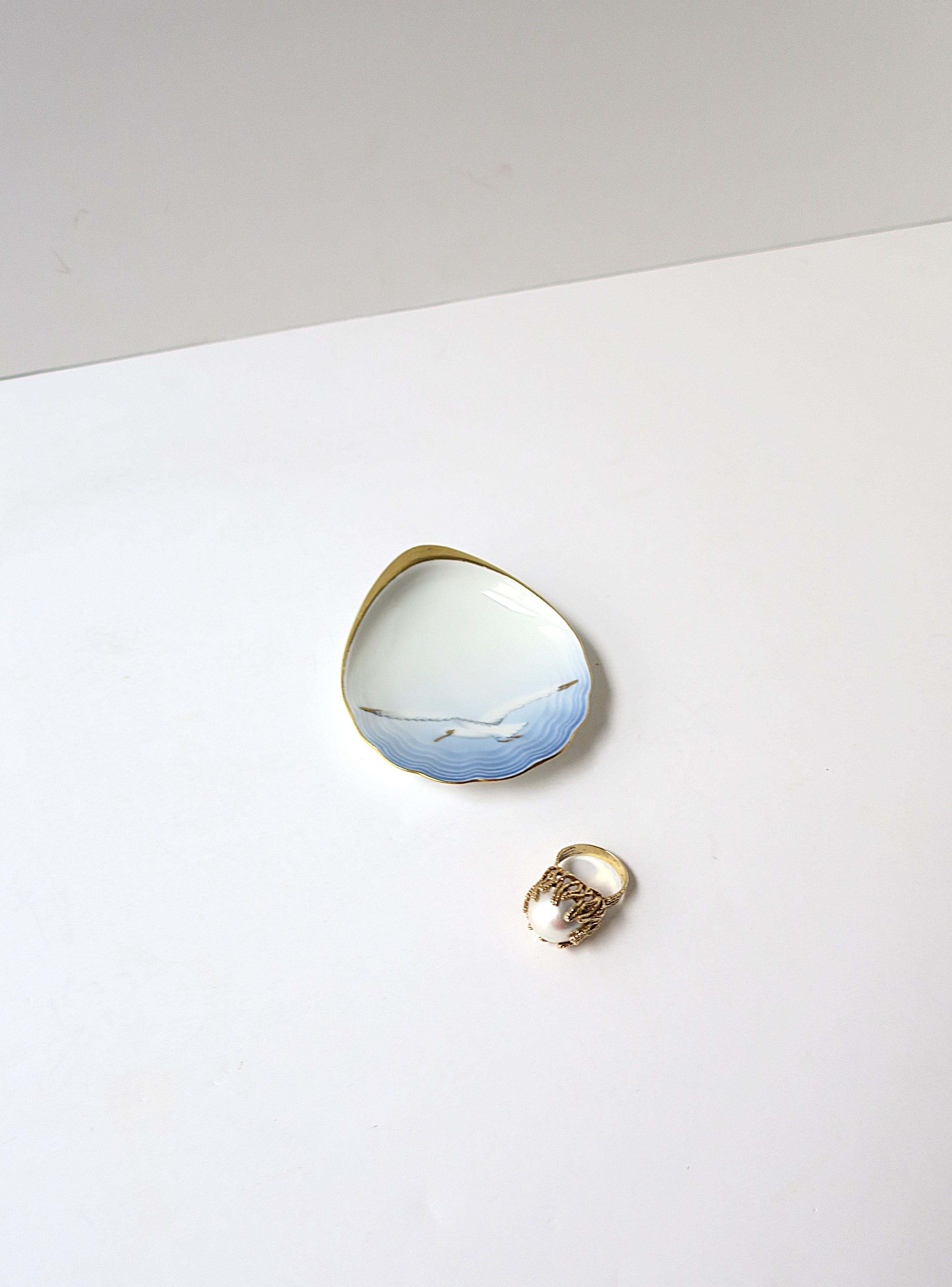20ième siècle Plat à bijoux scandinave en porcelaine coquillage oiseau design en vente