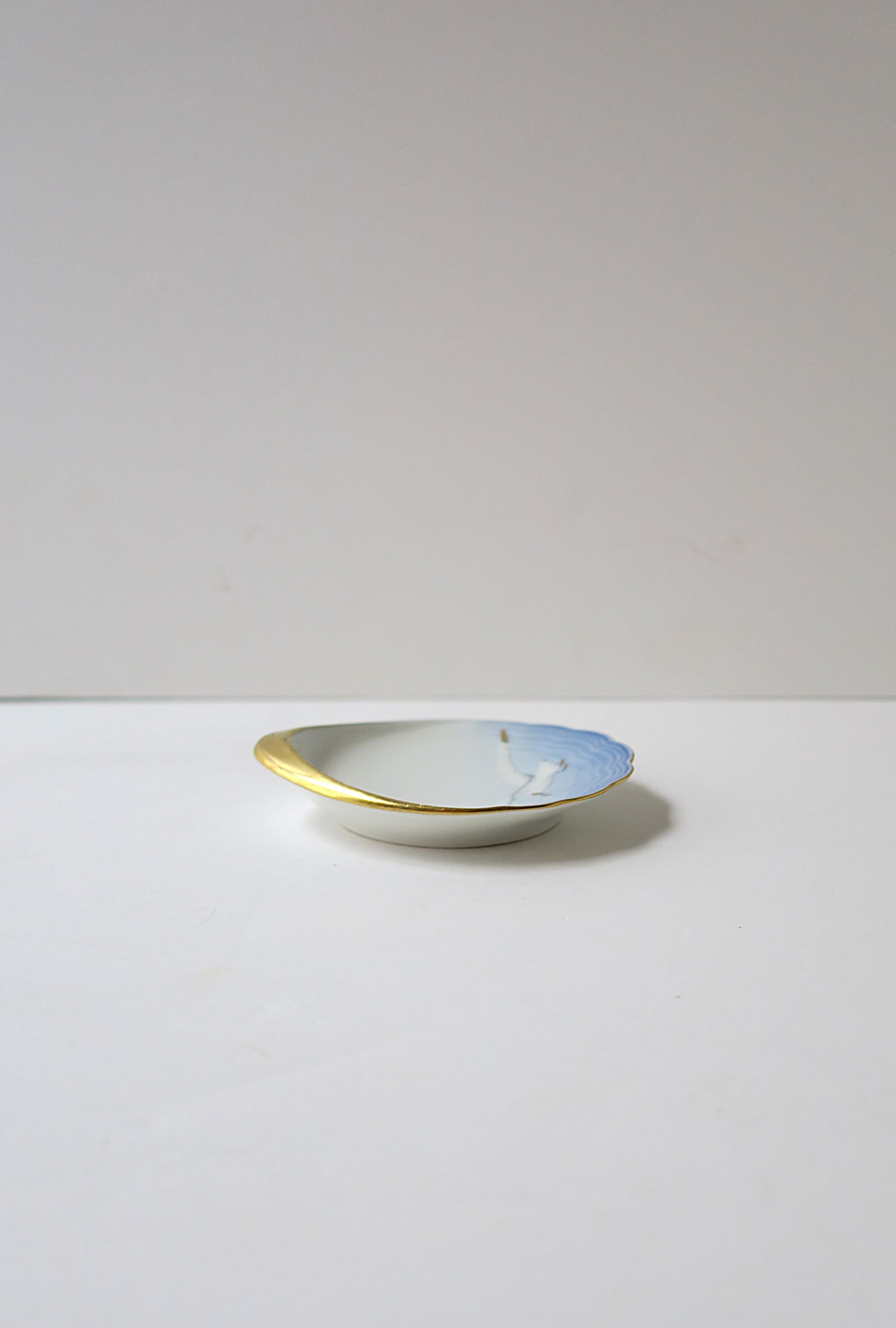 Or Plat à bijoux scandinave en porcelaine coquillage oiseau design en vente