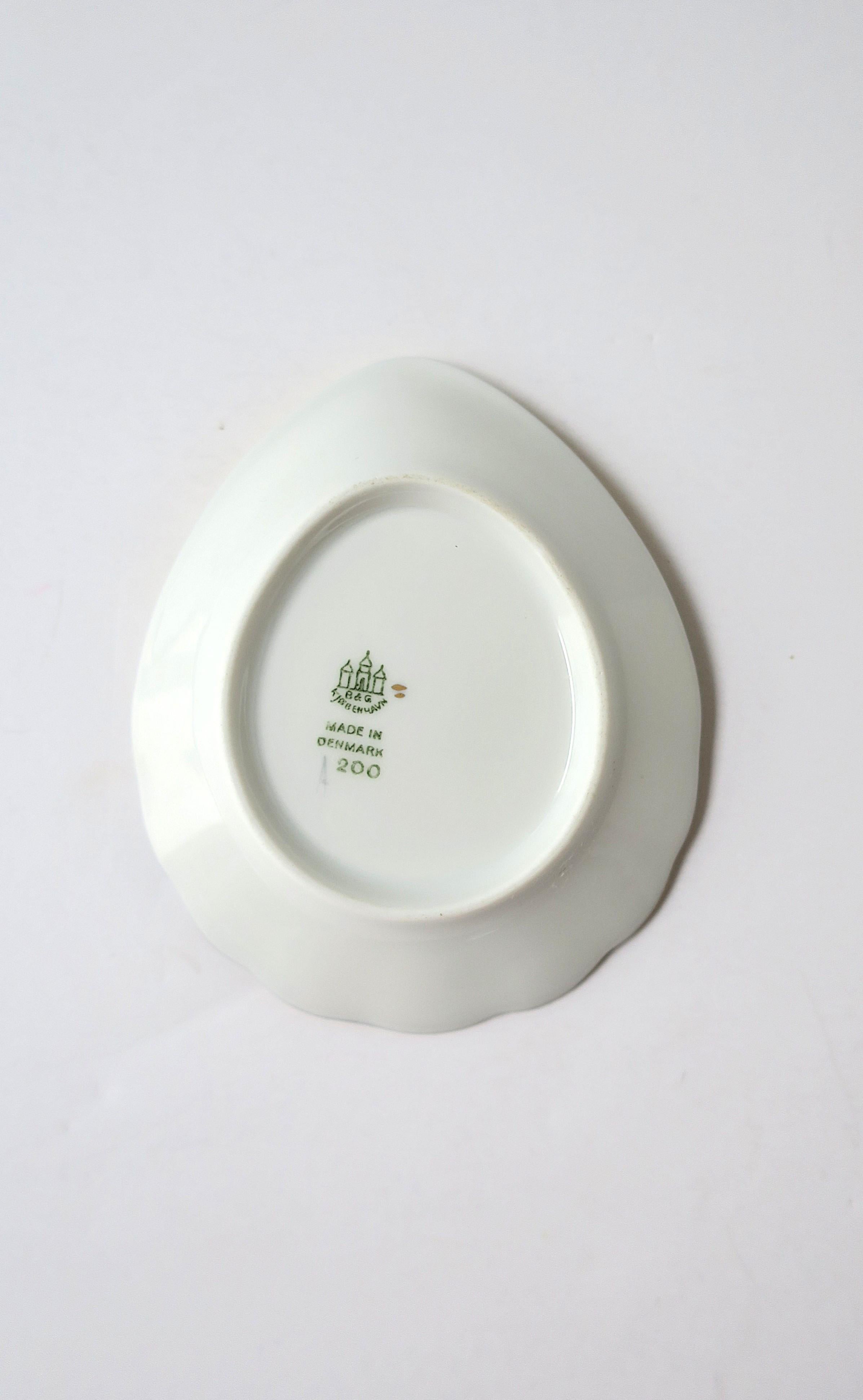 Plat à bijoux scandinave en porcelaine coquillage oiseau design en vente 1