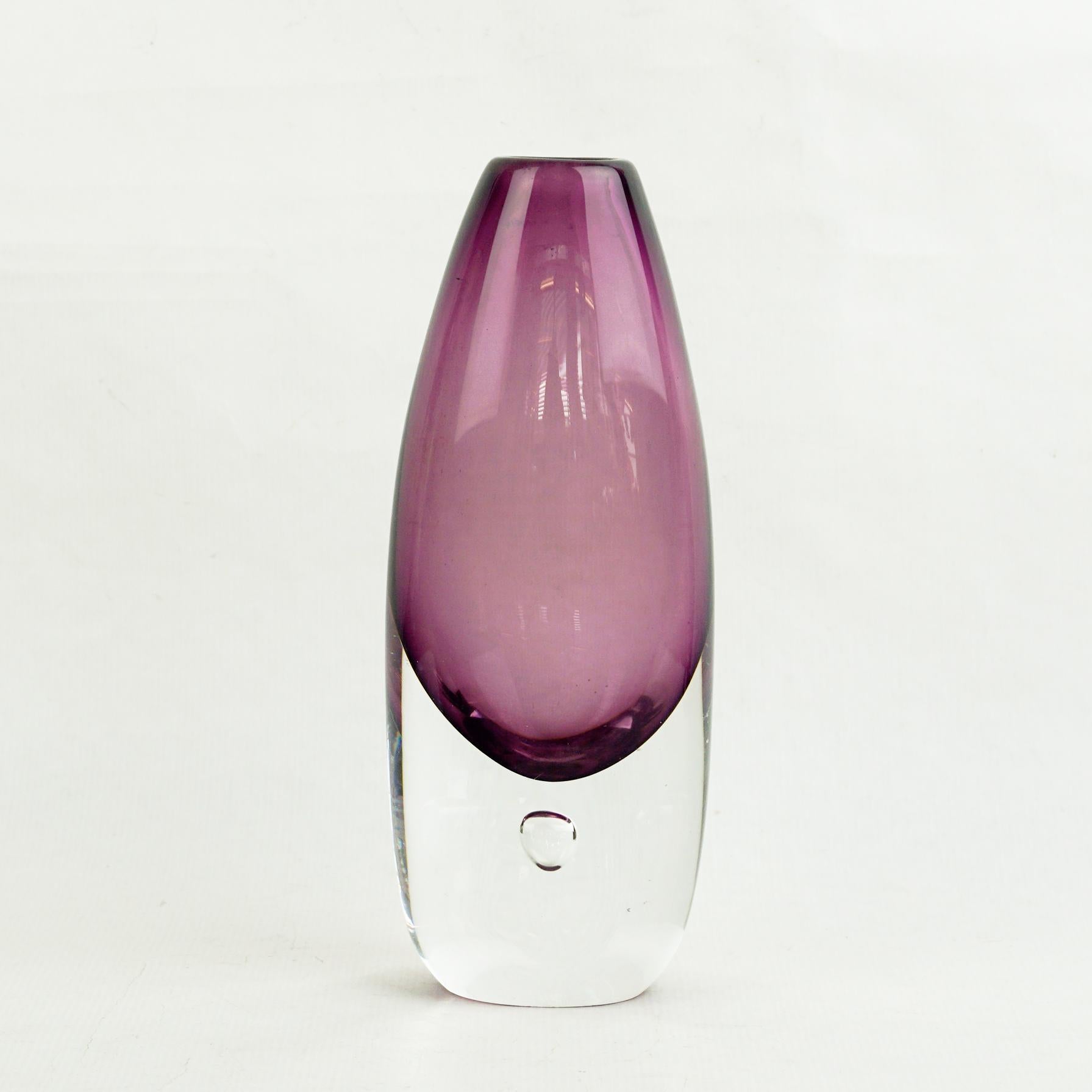 Cette étonnante améthyste violette  Le vase sommerso a été conçu par Ernest Gordon pour A.I.C., Suède, c.C. 1960. Il se compose de verre violet et transparent, réalisé selon la technique du sommer, avec une bulle contrôlée à la base. 
Signature