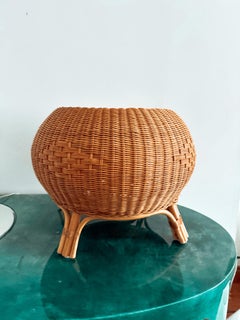 Sgabello o ottomana scandinavo a treppiede in rattan e bambù 1950 Svezia