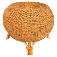 Sgabello o ottomana scandinavo a treppiede in rattan e bambù 1950 Svezia