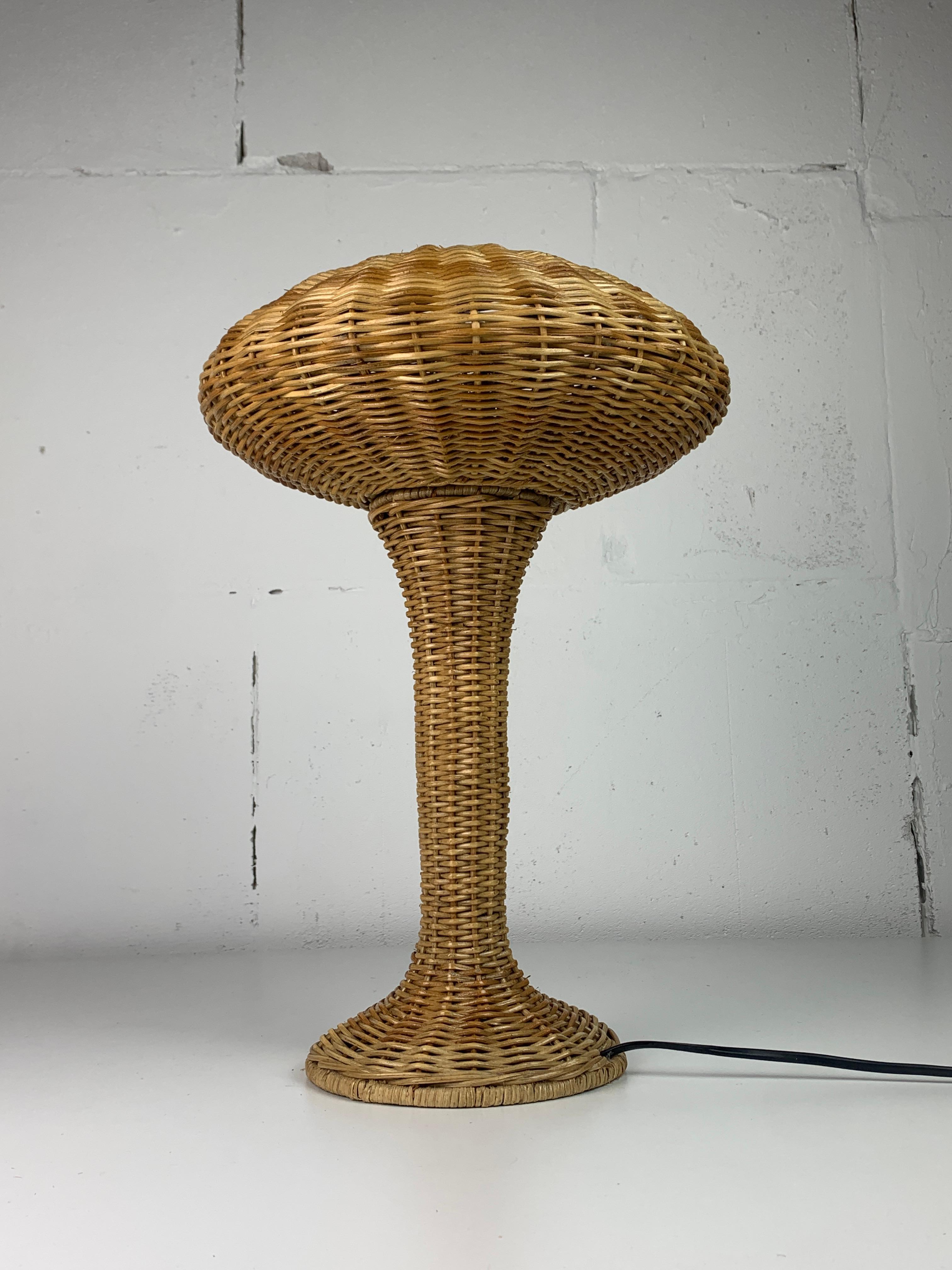 Scandinavian rattan wicker mushroom ufo table lamp, Denmark 1970s In Good Condition In Zaandam, NL