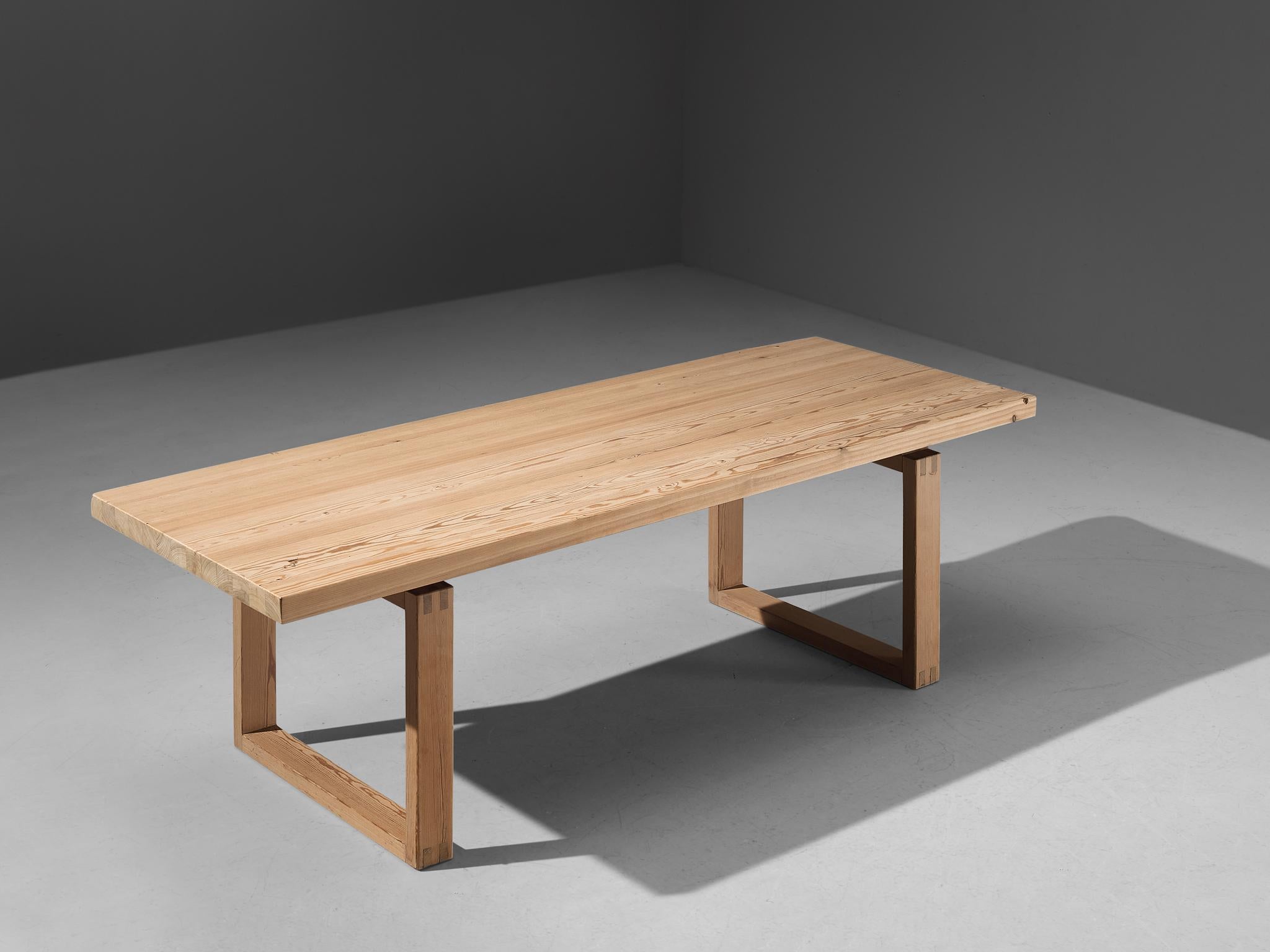 Table basse, pin, Scandinavie, années 1960. 

Le design de cette table basse montre une construction forte et solide exécutée en pin. Cela se traduit par des lignes nettes et claires perceptibles dans les bords du plateau et de la base minimaliste.