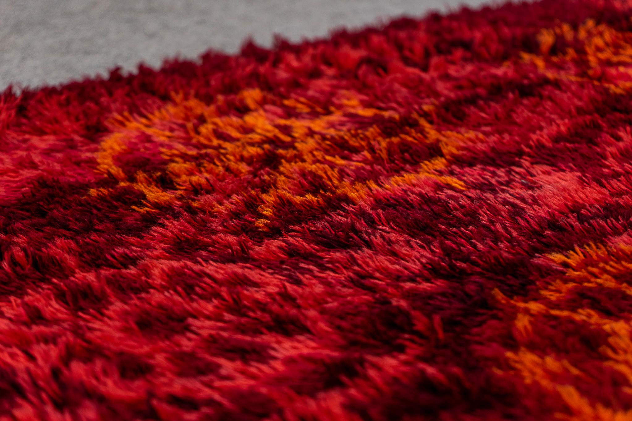 Scandinavian Red Wool Rug In Good Condition For Sale In VANCOUVER, CA