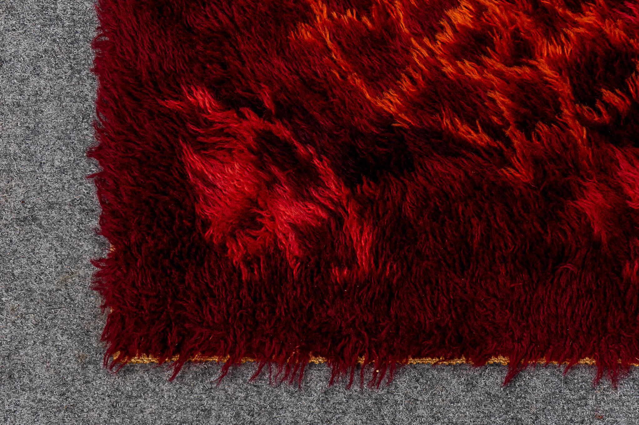 Tapis scandinave en laine rouge en vente 1