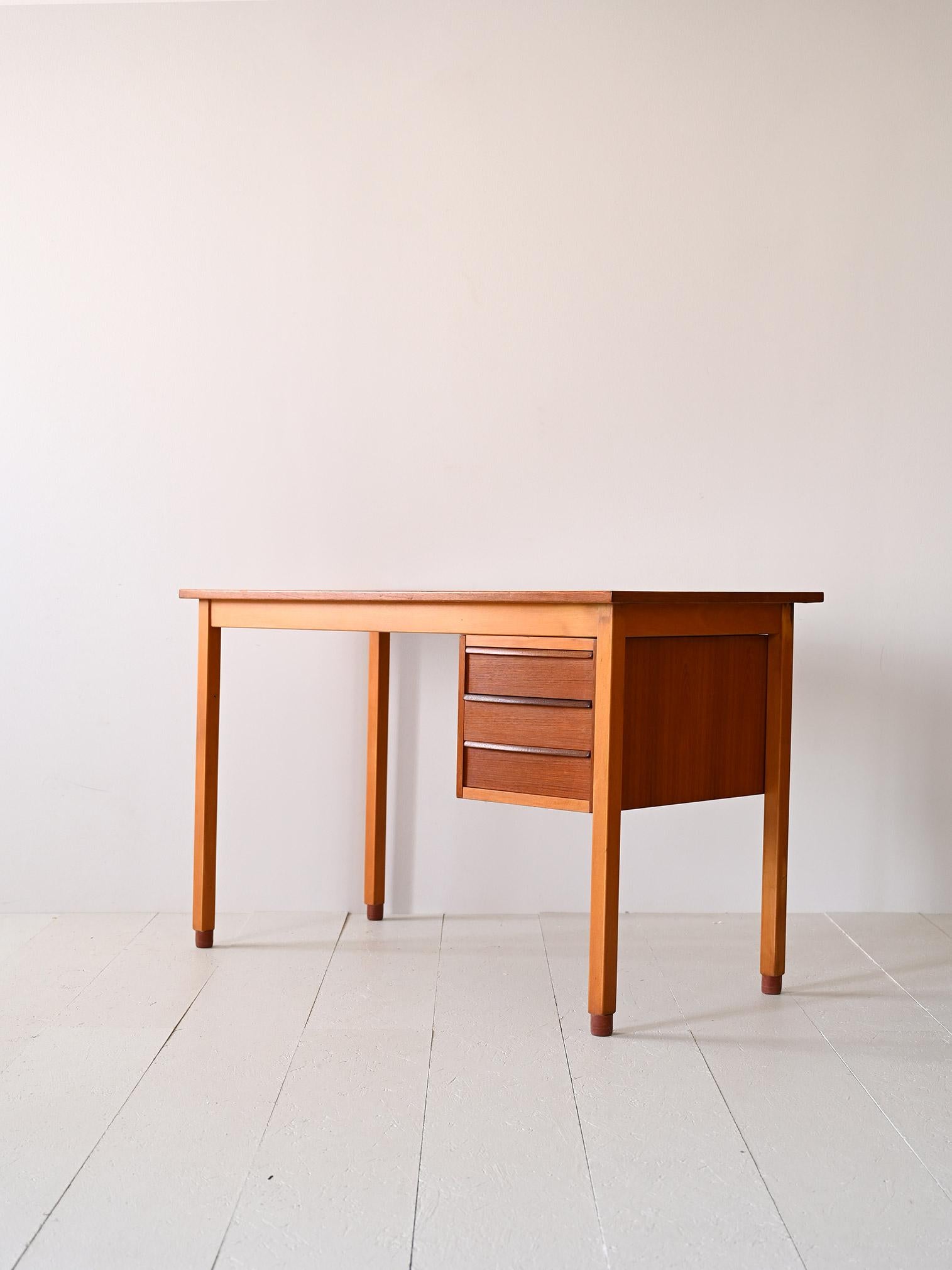 Scandinavian retro wooden desk In Good Condition In Brescia, IT