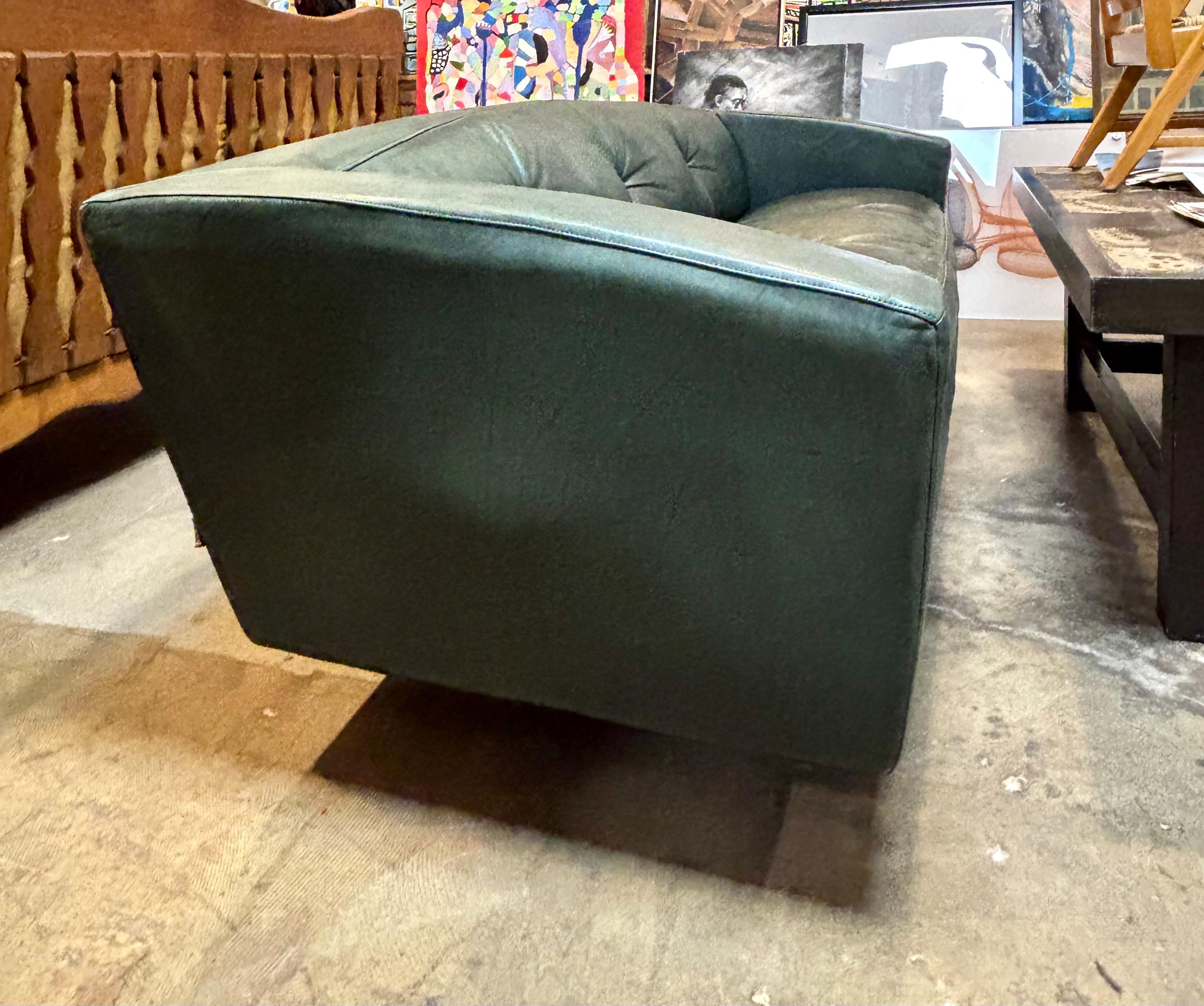 Canapé 3 places vintage en cuir conçu par Gijs Papavoine pour Montis, circa 1990, Pays-Bas. 3 places avec des pieds en métal ; le cuir est dans une couleur vert forêt avec une belle patine due à l'âge et à l'utilisation. Il y a une certaine usure le