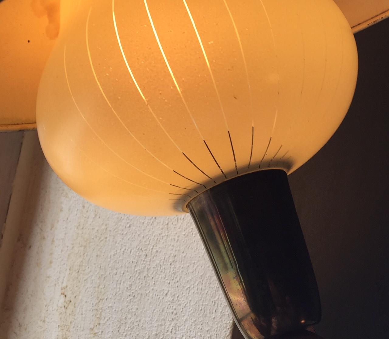 Skandinavische Tischlampe in wolkenförmiger Form aus Teakholz und Nadelstreifenglas im Zustand „Gut“ im Angebot in Esbjerg, DK