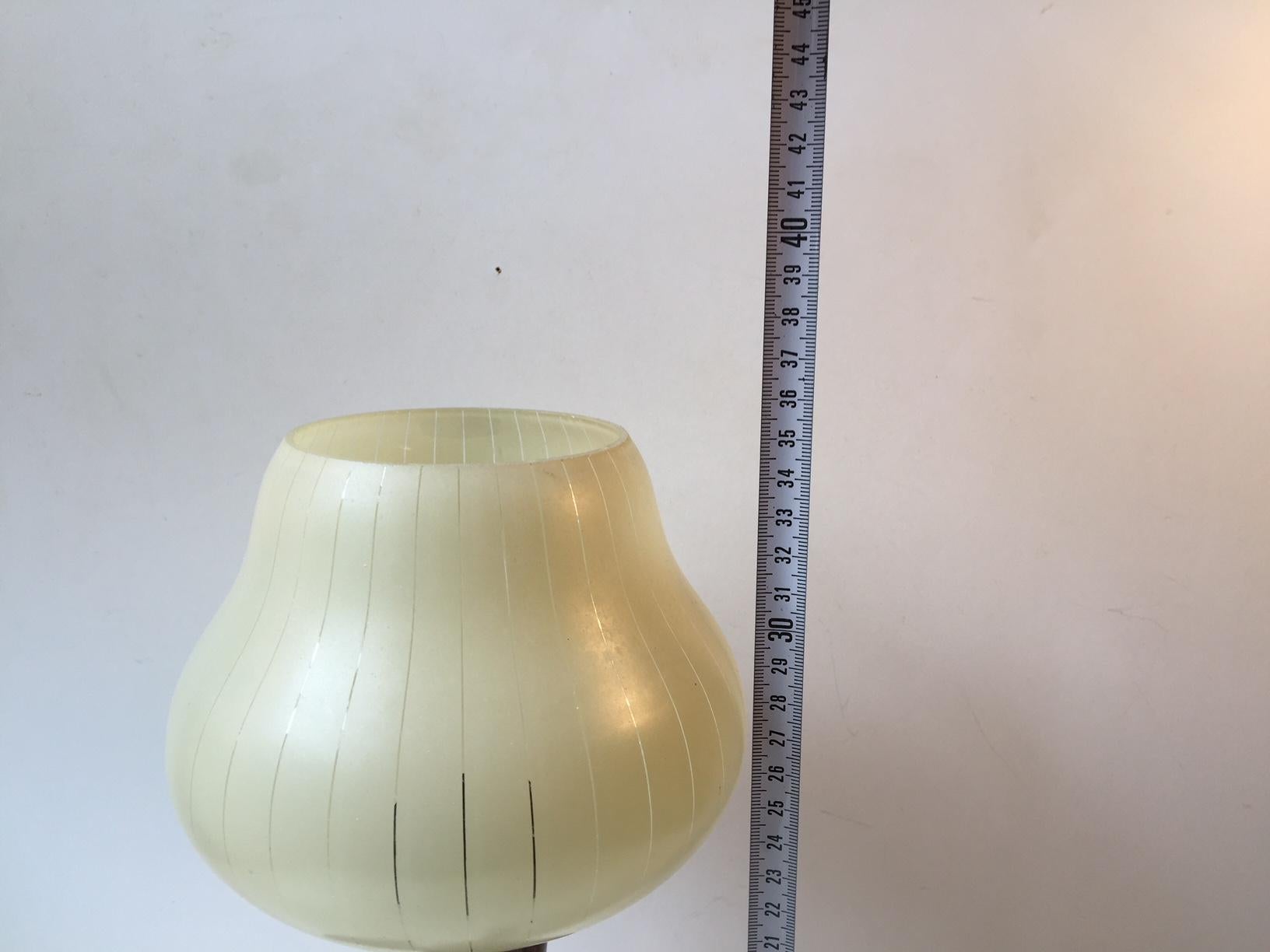 Skandinavische Tischlampe in wolkenförmiger Form aus Teakholz und Nadelstreifenglas (Mitte des 20. Jahrhunderts) im Angebot