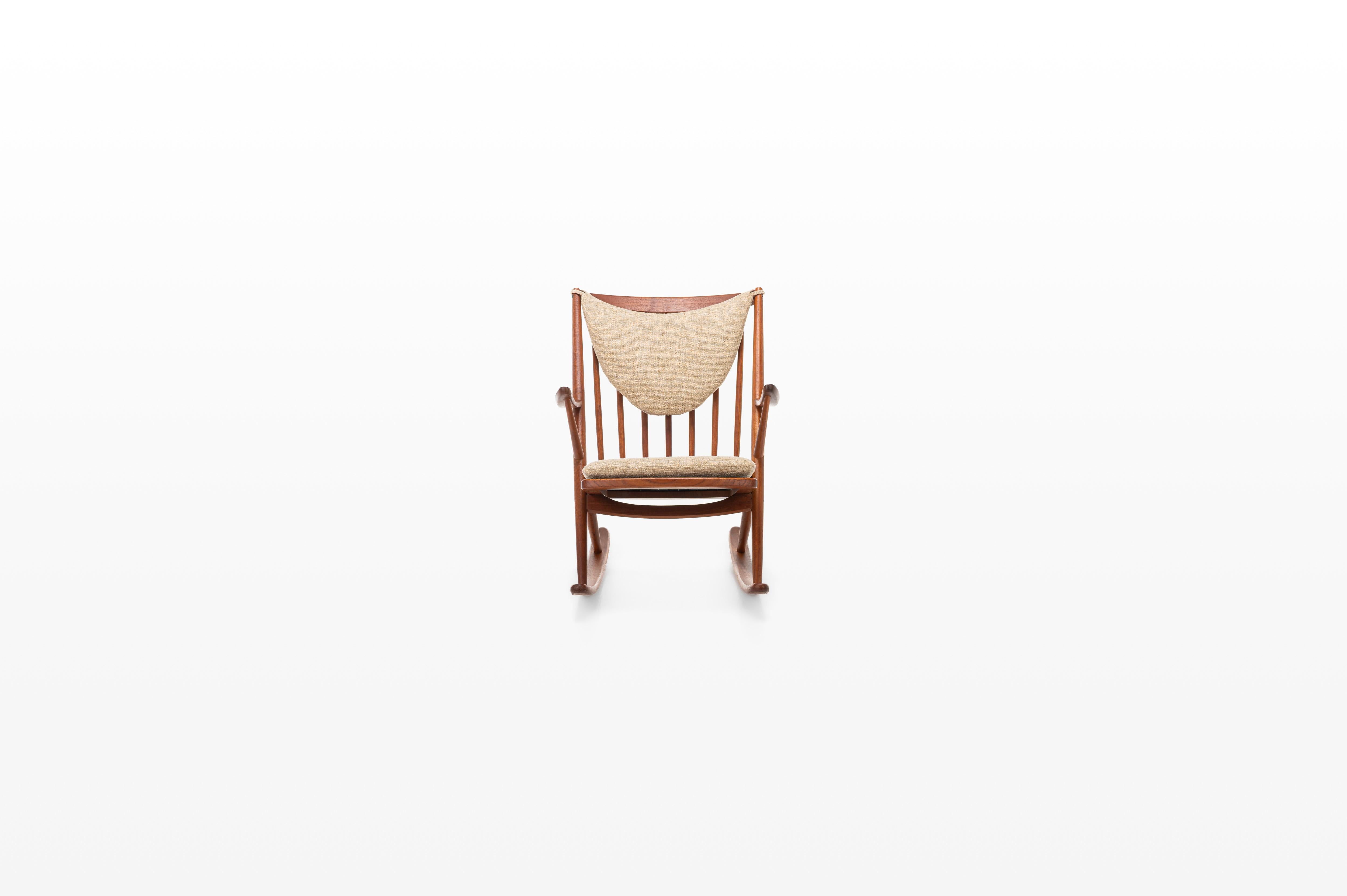 Sedia a dondolo danese vintage disegnata come modello '182' da Frank Reenskaug per Bramin negli anni '60. Questa sedia è in teak ed è stata tappezzata con un tessuto beige. La sedia a dondolo è ancora in ottime condizioni.

Dimensioni:
L: 66 cm
D: