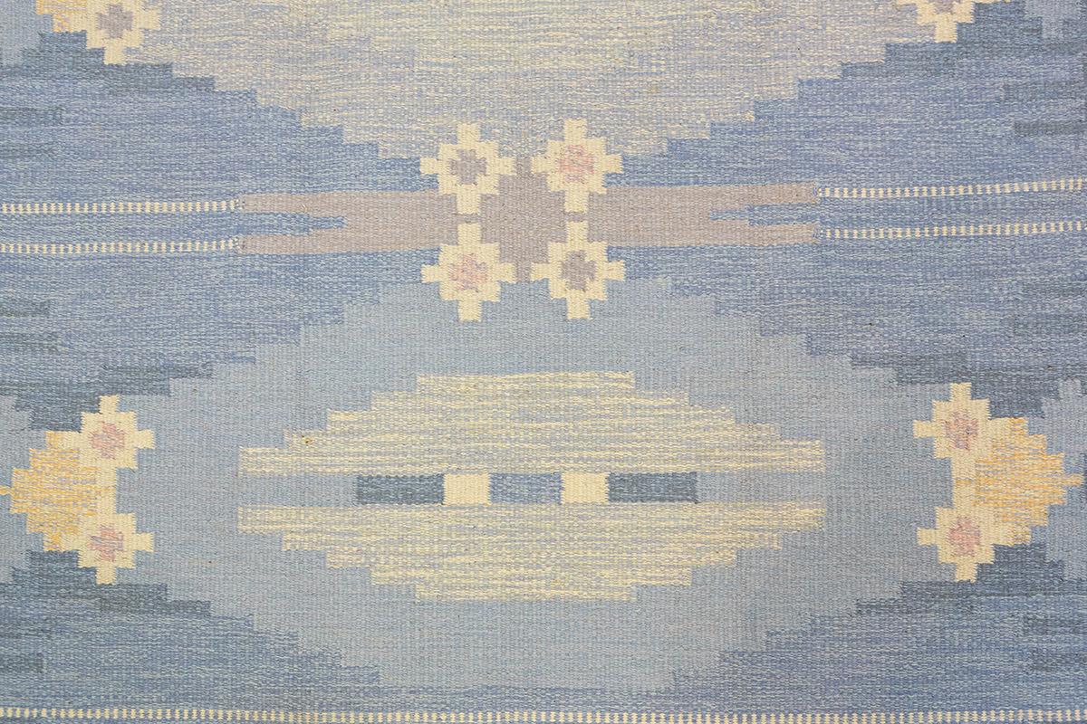 Scandinavian Rollakan Rug – Elegant Handwoven Masterpiece
This exquisite Scandinavian Rollakan rug, featuring a soft blue and beige color palette, embodies the timeless beauty of Nordic design. Handwoven with meticulous craftsmanship, the rug