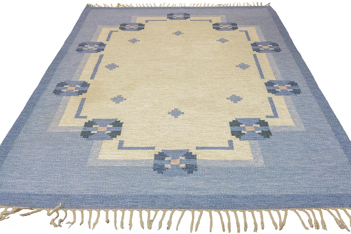 Ce tapis scandinave bleu clair Rollakan est une merveille du design nordique. Il allie harmonieusement la tranquillité des paysages scandinaves à l'élégance discrète qui définit le style de la région. Les teintes douces de bleu clair et d'ivoire