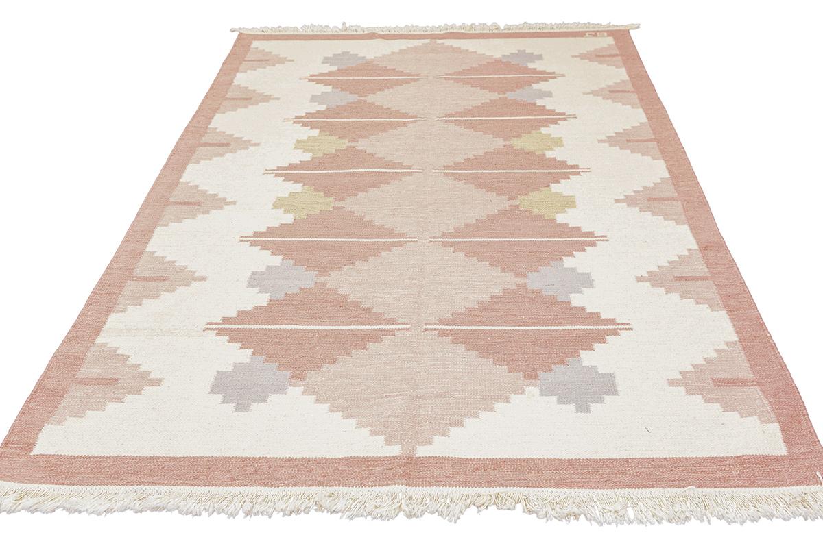 Experience the enduring charm of Scandinavian design with this beautifully crafted Rollakan rug. Known for their amazing handiwork and cultural significance, Rollakan rugs are a staple in Nordic decor, celebrated for their ability to blend