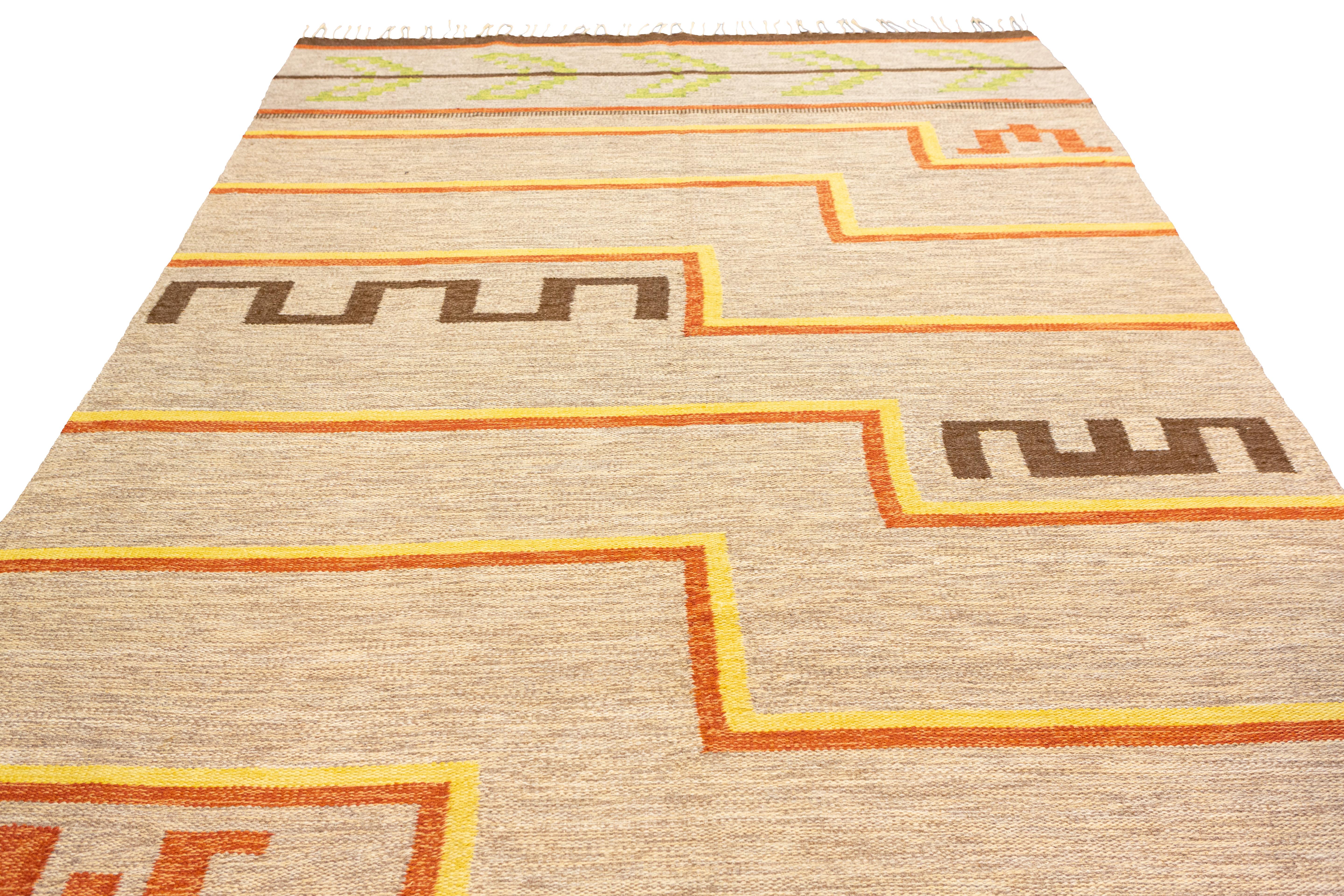 Dies ist ein wirklich einzigartiger skandinavischer Rollakan-Schwedenteppich in einer fesselnden Kombination aus Beige- und Cremefarben. Dieses exquisite Stück zeichnet sich durch sein unverwechselbares Design, seine außergewöhnliche Handwerkskunst