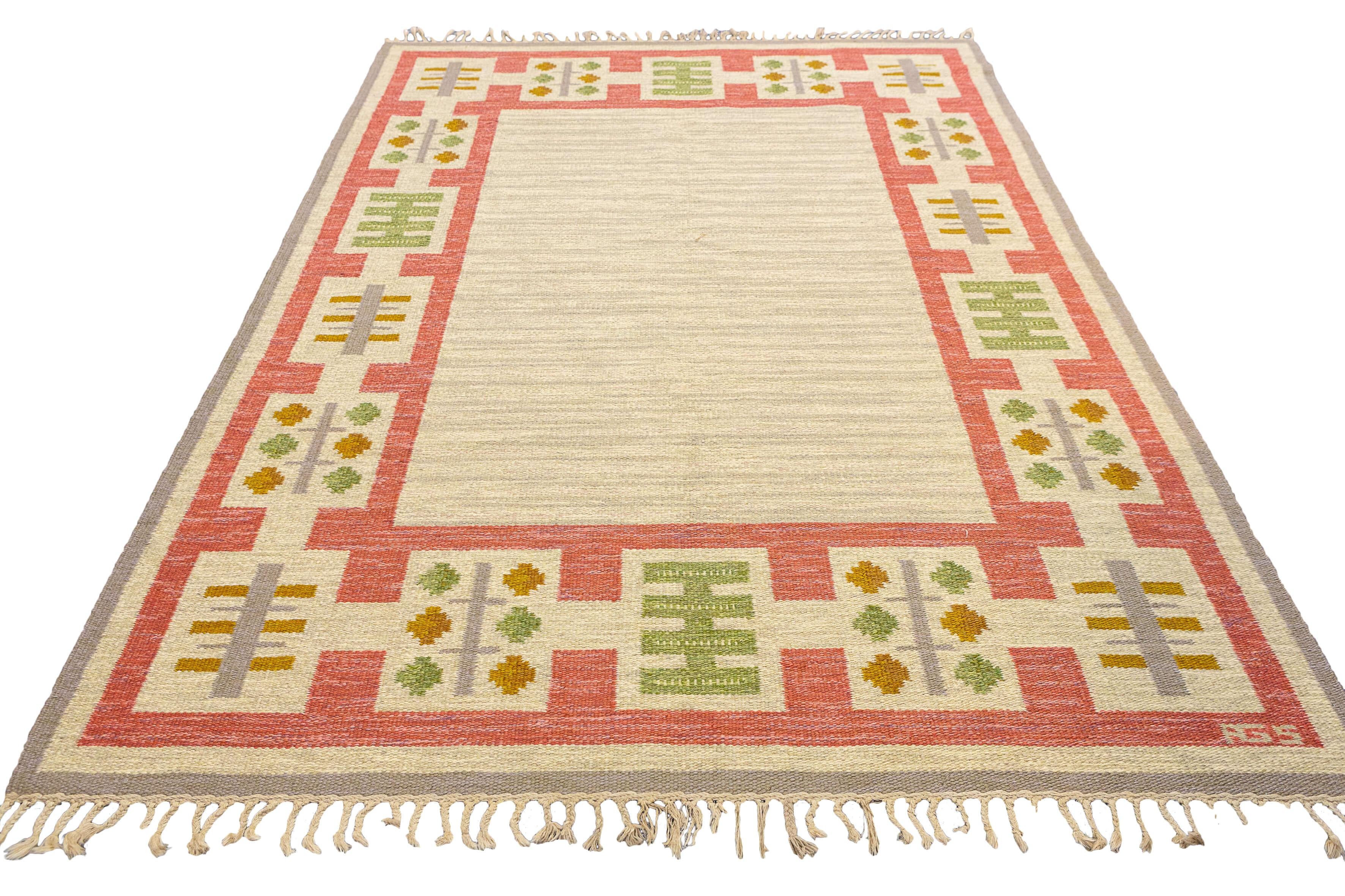 Dies ist ein interessanter skandinavischer Rollakan-Schwedenteppich in einer fesselnden Kombination aus Beige- und Rosatönen. Dieses exquisite Stück zeichnet sich durch sein unverwechselbares Design, seine außergewöhnliche Handwerkskunst und die