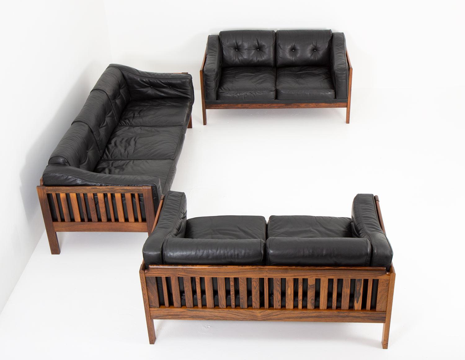 Canapés de qualité supérieure conçus par Ingvar Stockum pour Futura Möbler en 1965. Ce groupe comprend deux sièges à deux places et un siège à trois places.
Le canapé 
