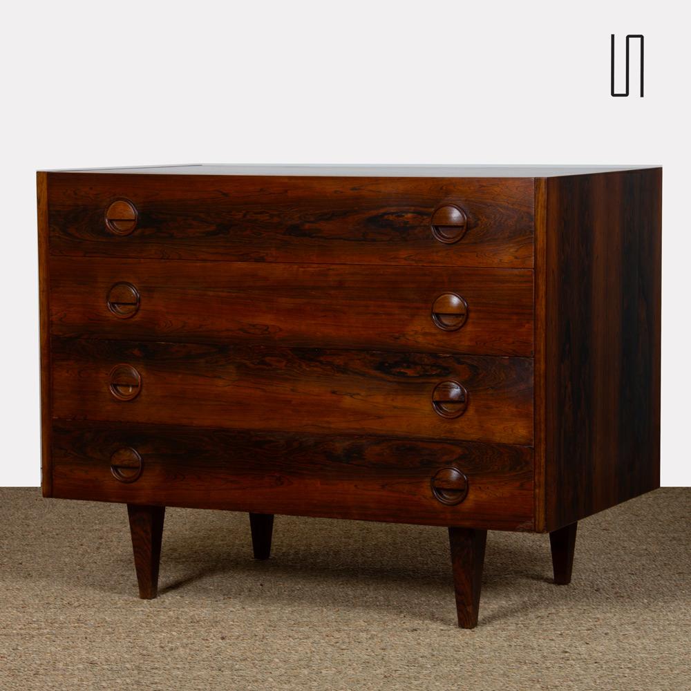 This Scandinavian chest of drawers in rio rosewood dates from the 1960s. It has a series of 4 large drawers. This Danish piece is in good vintage condition.