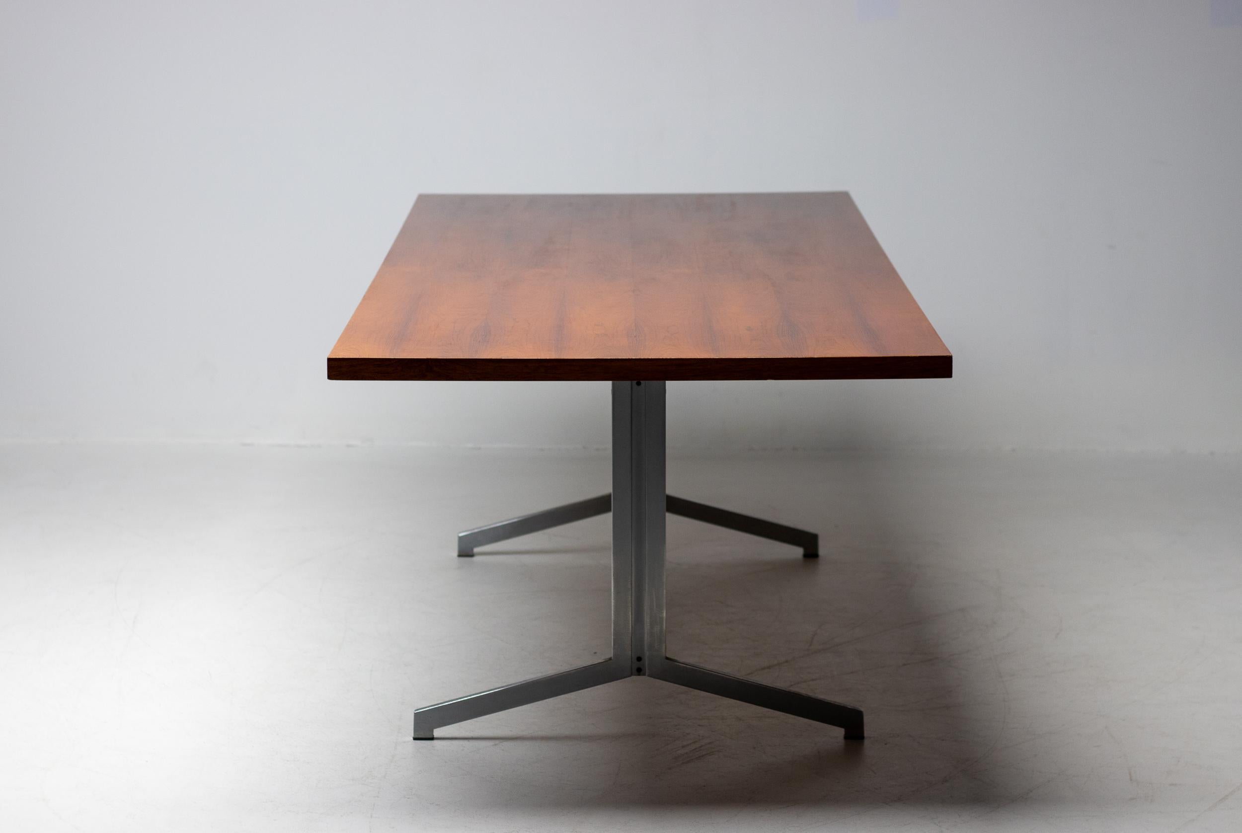 Table de conférence scandinave en bois de rose en vente 1