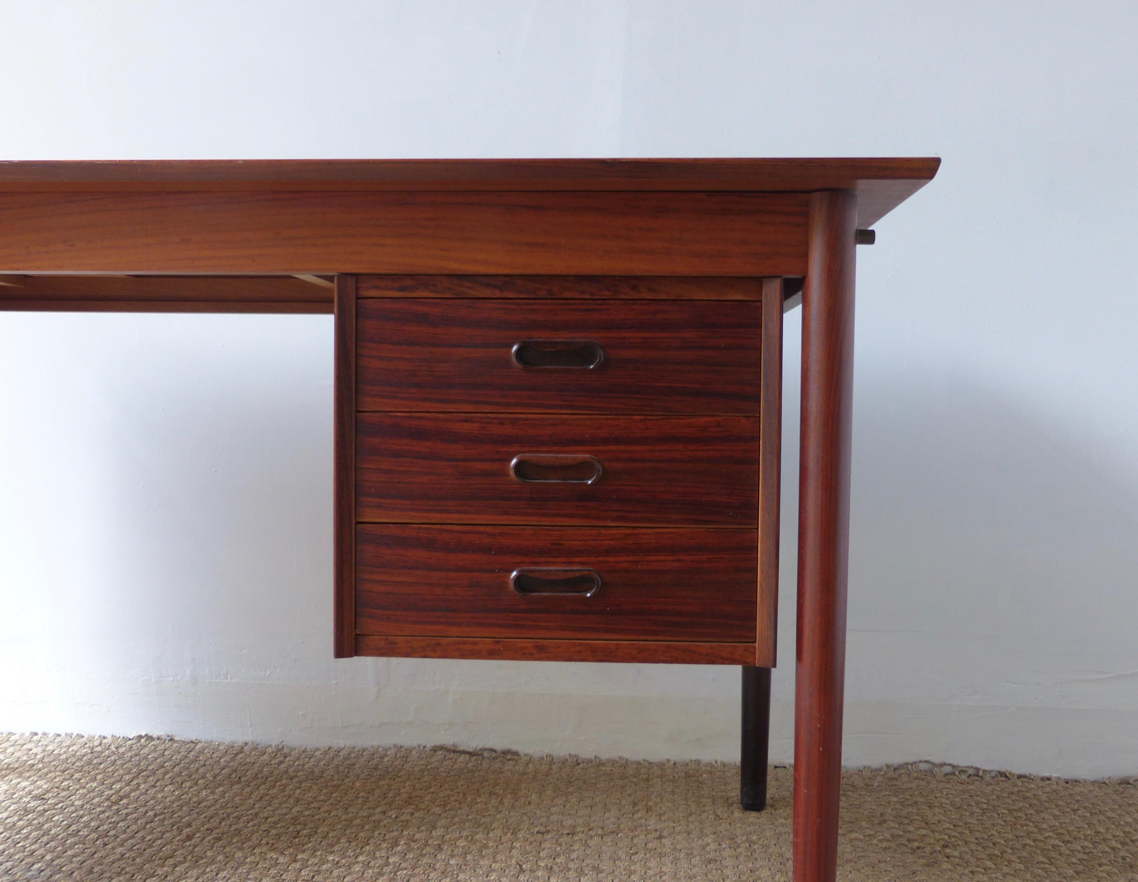 Scandinavian Rosewood Desk by Arne Vodder For Sale 4
